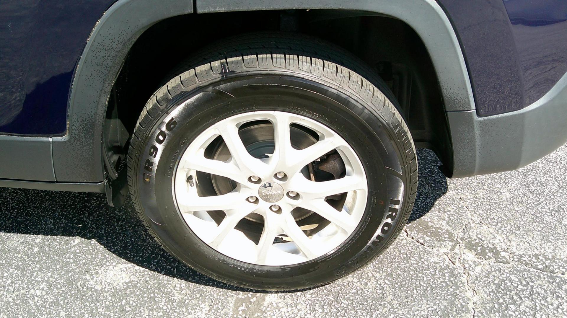 2016 BLUE Jeep Cherokee Latitude 4WD (1C4PJMCS4GW) with an 3.2L V6 DOHC 24V engine, 9-Speed Automatic transmission, located at 540a Delsea Drive, Sewell, NJ, 08080, (987) 867-5309, 39.752560, -75.111206 - Photo#25