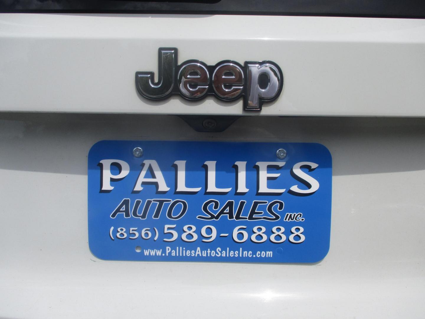 2015 WHITE Jeep Renegade Latitude 4WD (ZACCJBBT5FP) with an 2.4L L4 engine, 6-Speed Manual transmission, located at 540a Delsea Drive, Sewell, NJ, 08080, (987) 867-5309, 39.752560, -75.111206 - Photo#4