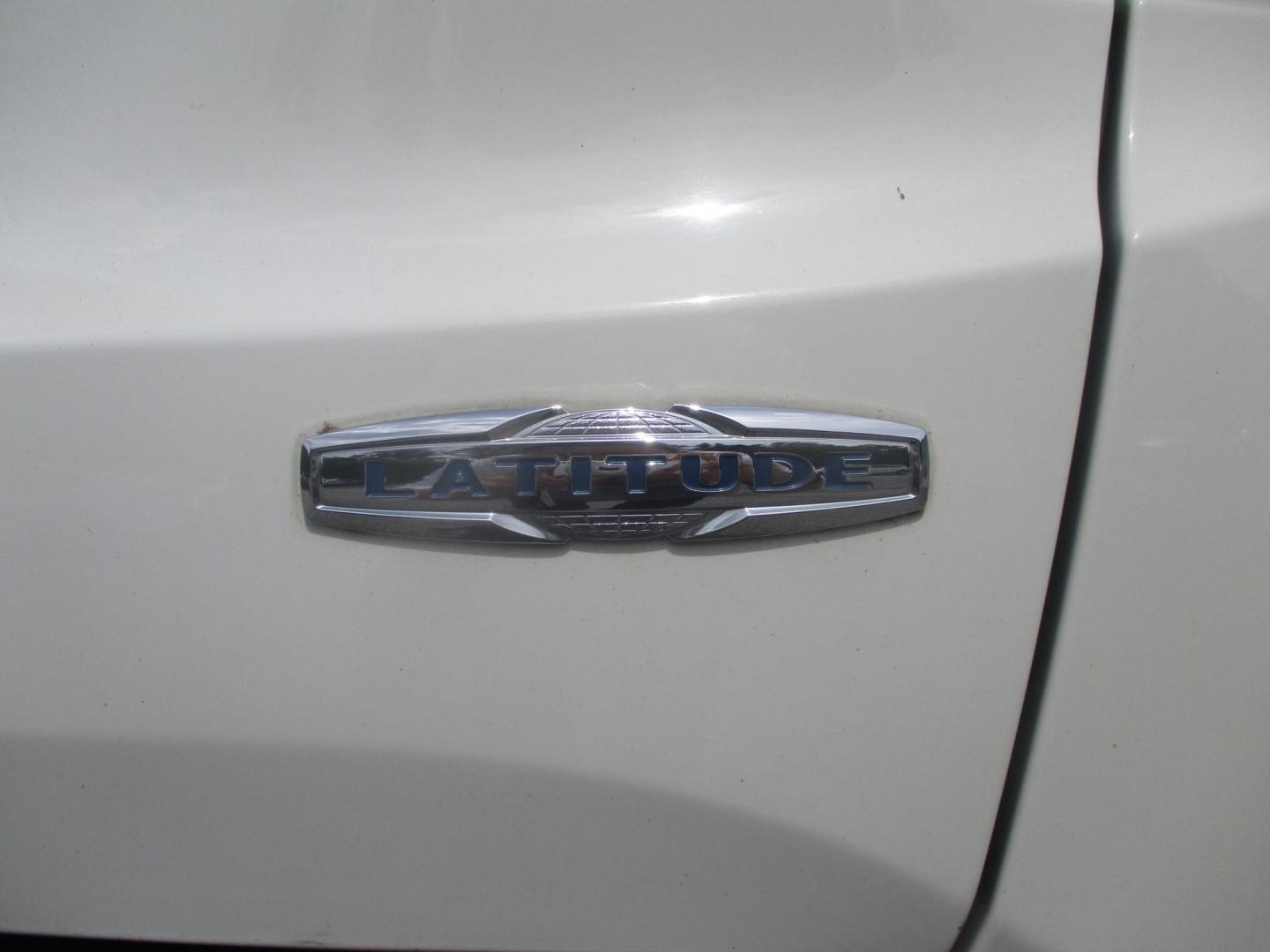 2015 WHITE Jeep Renegade Latitude 4WD (ZACCJBBT5FP) with an 2.4L L4 engine, 6-Speed Manual transmission, located at 540a Delsea Drive, Sewell, NJ, 08080, (987) 867-5309, 39.752560, -75.111206 - Photo#6