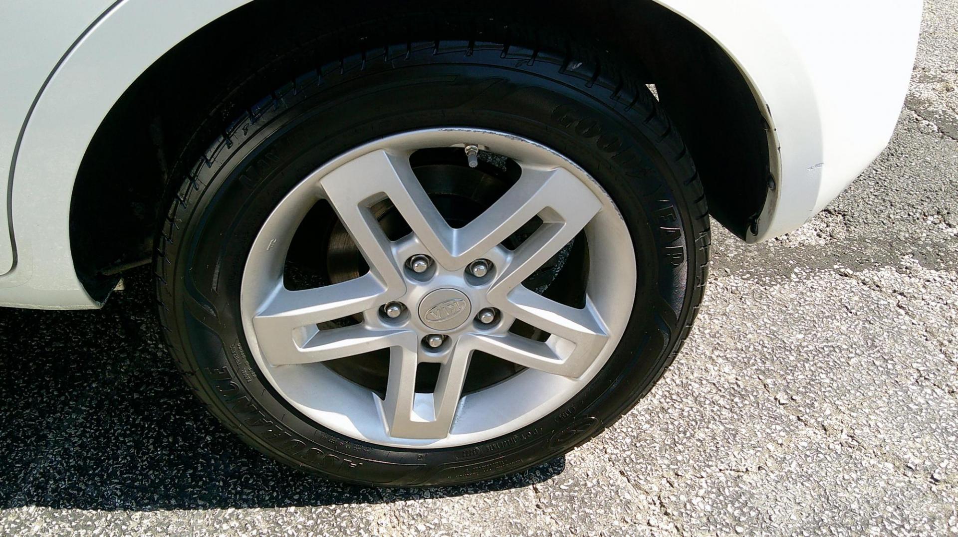 2010 WHITE Kia Soul ! (KNDJT2A22A7) with an 2.0L L4 DOHC 16V engine, located at 540a Delsea Drive, Sewell, NJ, 08080, (987) 867-5309, 39.752560, -75.111206 - Photo#20