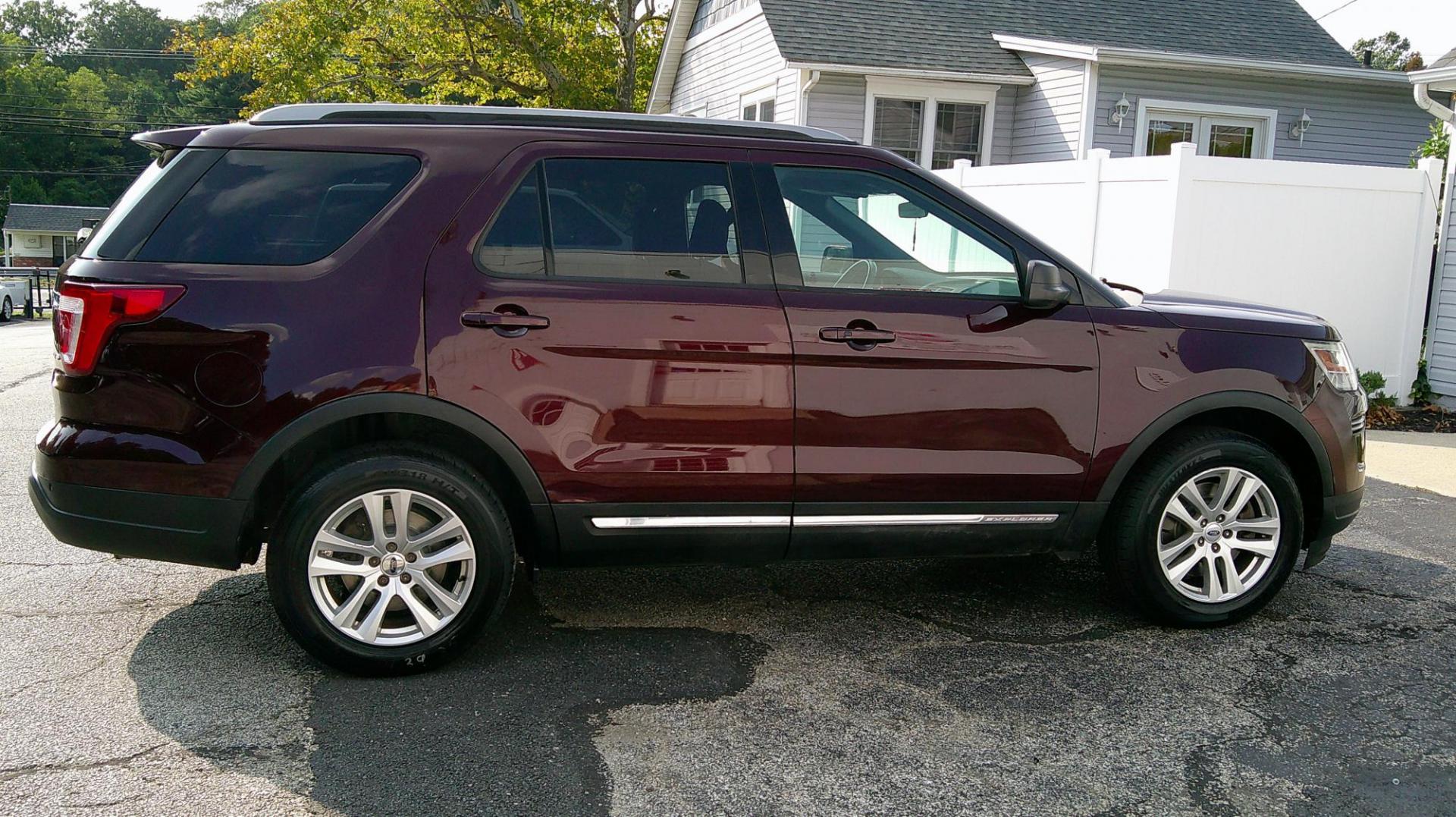 2018 RED Ford Explorer XLT 4WD (1FM5K8D8XJG) with an 3.5L V6 DOHC 24V engine, 6A transmission, located at 540a Delsea Drive, Sewell, NJ, 08080, (987) 867-5309, 39.752560, -75.111206 - Photo#8