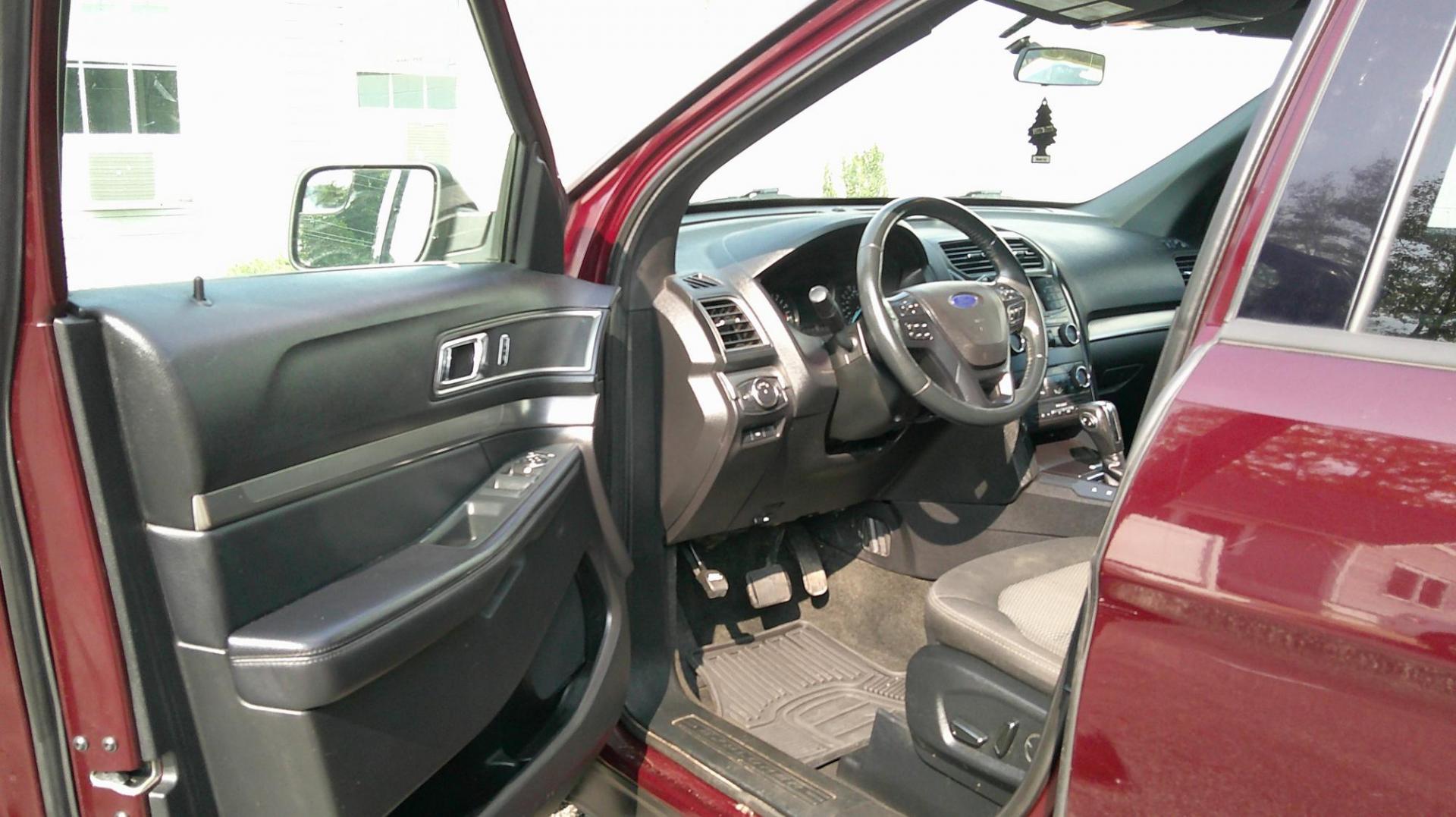 2018 RED Ford Explorer XLT 4WD (1FM5K8D8XJG) with an 3.5L V6 DOHC 24V engine, 6A transmission, located at 540a Delsea Drive, Sewell, NJ, 08080, (987) 867-5309, 39.752560, -75.111206 - Photo#11