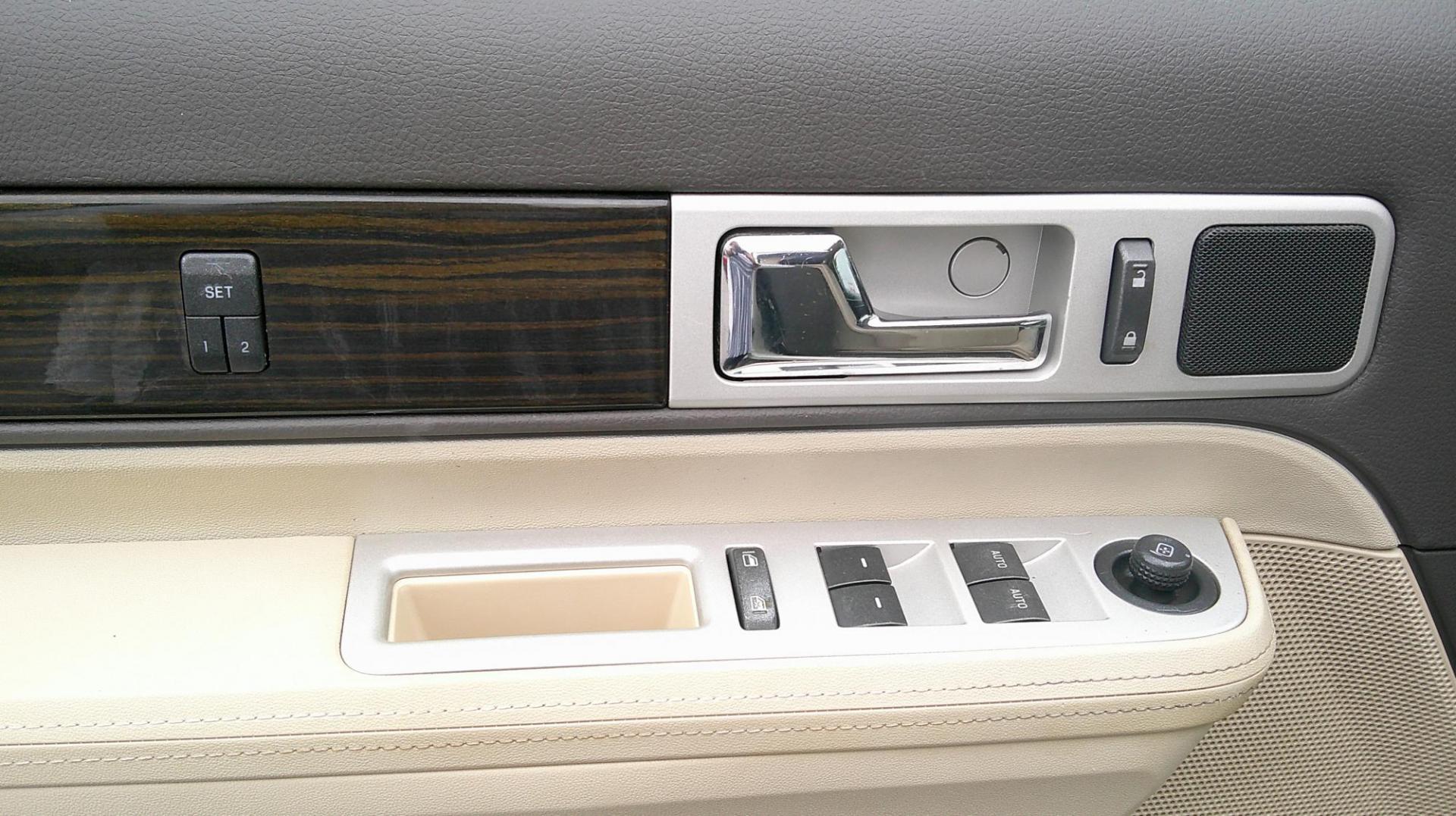 2008 WHITE Lincoln MKX AWD (2LMDU88C38B) with an 3.5L V6 DOHC 24V engine, 6-Speed Automatic Overdrive transmission, located at 540a Delsea Drive, Sewell, NJ, 08080, (987) 867-5309, 39.752560, -75.111206 - Photo#11