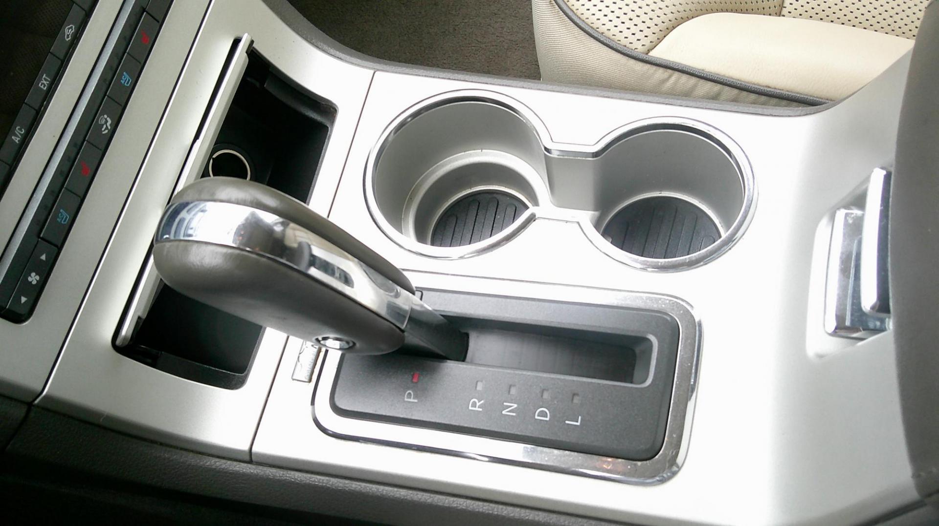 2008 WHITE Lincoln MKX AWD (2LMDU88C38B) with an 3.5L V6 DOHC 24V engine, 6-Speed Automatic Overdrive transmission, located at 540a Delsea Drive, Sewell, NJ, 08080, (987) 867-5309, 39.752560, -75.111206 - Photo#19