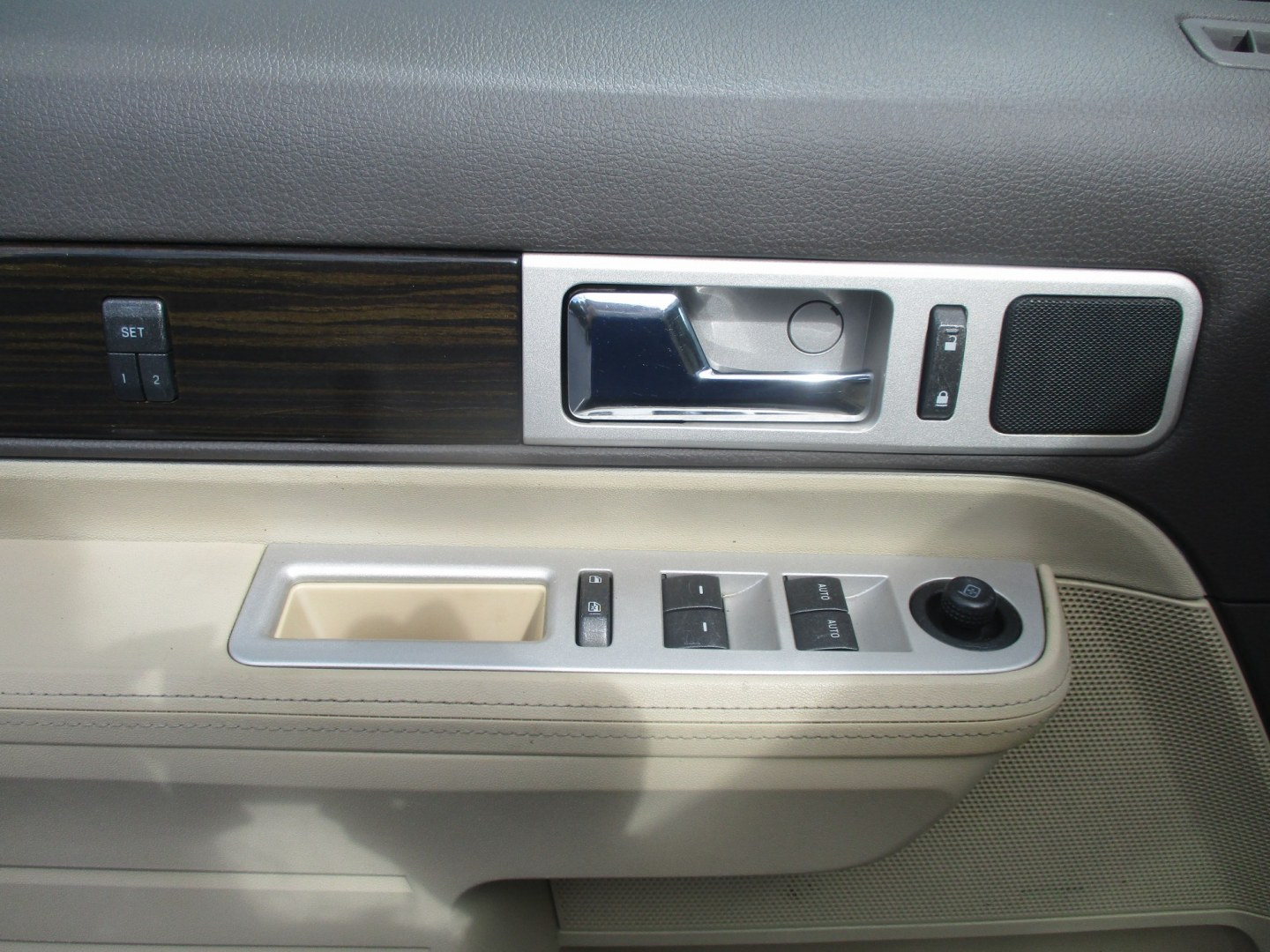 2008 WHITE Lincoln MKX AWD (2LMDU88C38B) with an 3.5L V6 DOHC 24V engine, 6-Speed Automatic Overdrive transmission, located at 540a Delsea Drive, Sewell, NJ, 08080, (987) 867-5309, 39.752560, -75.111206- Photo#11