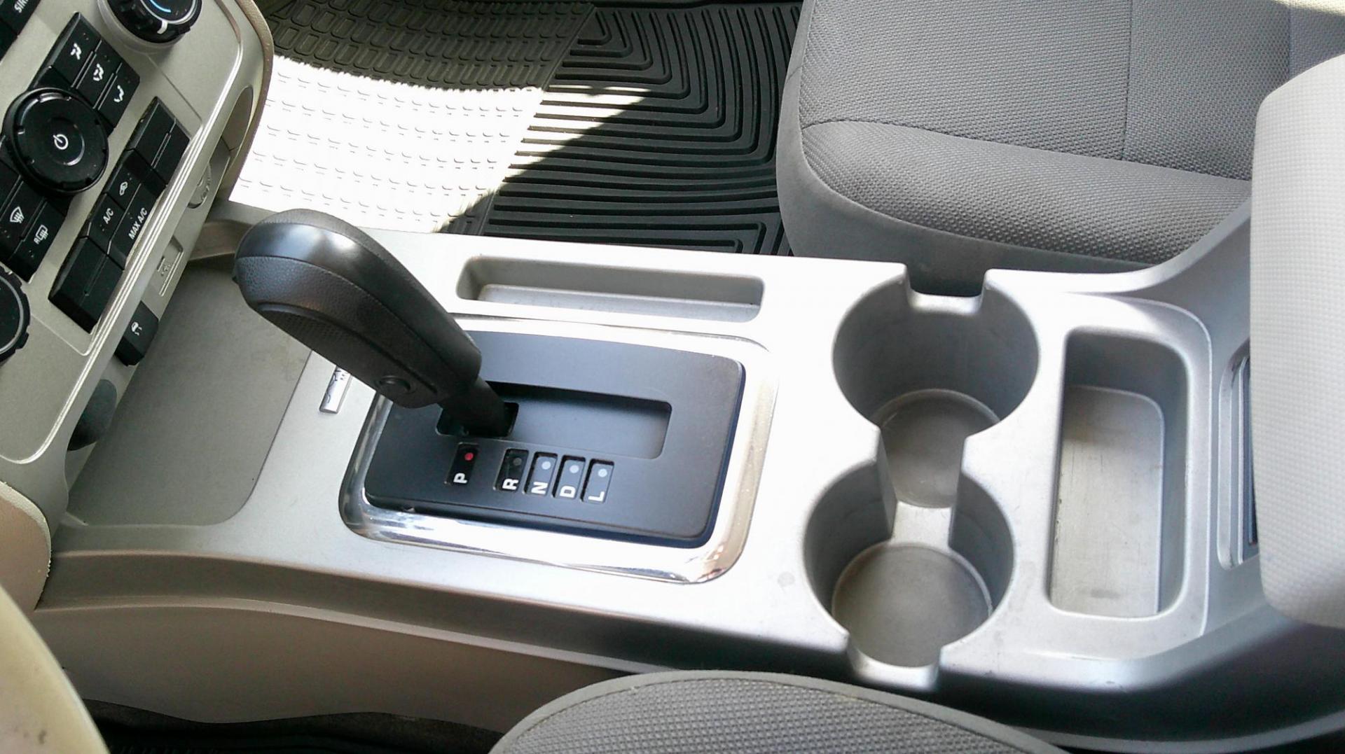 2009 GRAY Ford Escape XLT 4WD V6 (1FMCU93G39K) with an 3.0L V6 DOHC 24V engine, 4-Speed Automatic transmission, located at 540a Delsea Drive, Sewell, NJ, 08080, (987) 867-5309, 39.752560, -75.111206 - Photo#19