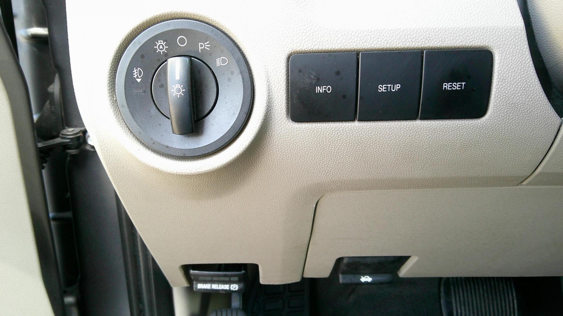 2009 GRAY Ford Escape XLT 4WD V6 (1FMCU93G39K) with an 3.0L V6 DOHC 24V engine, 4-Speed Automatic transmission, located at 540a Delsea Drive, Sewell, NJ, 08080, (987) 867-5309, 39.752560, -75.111206 - Photo#20