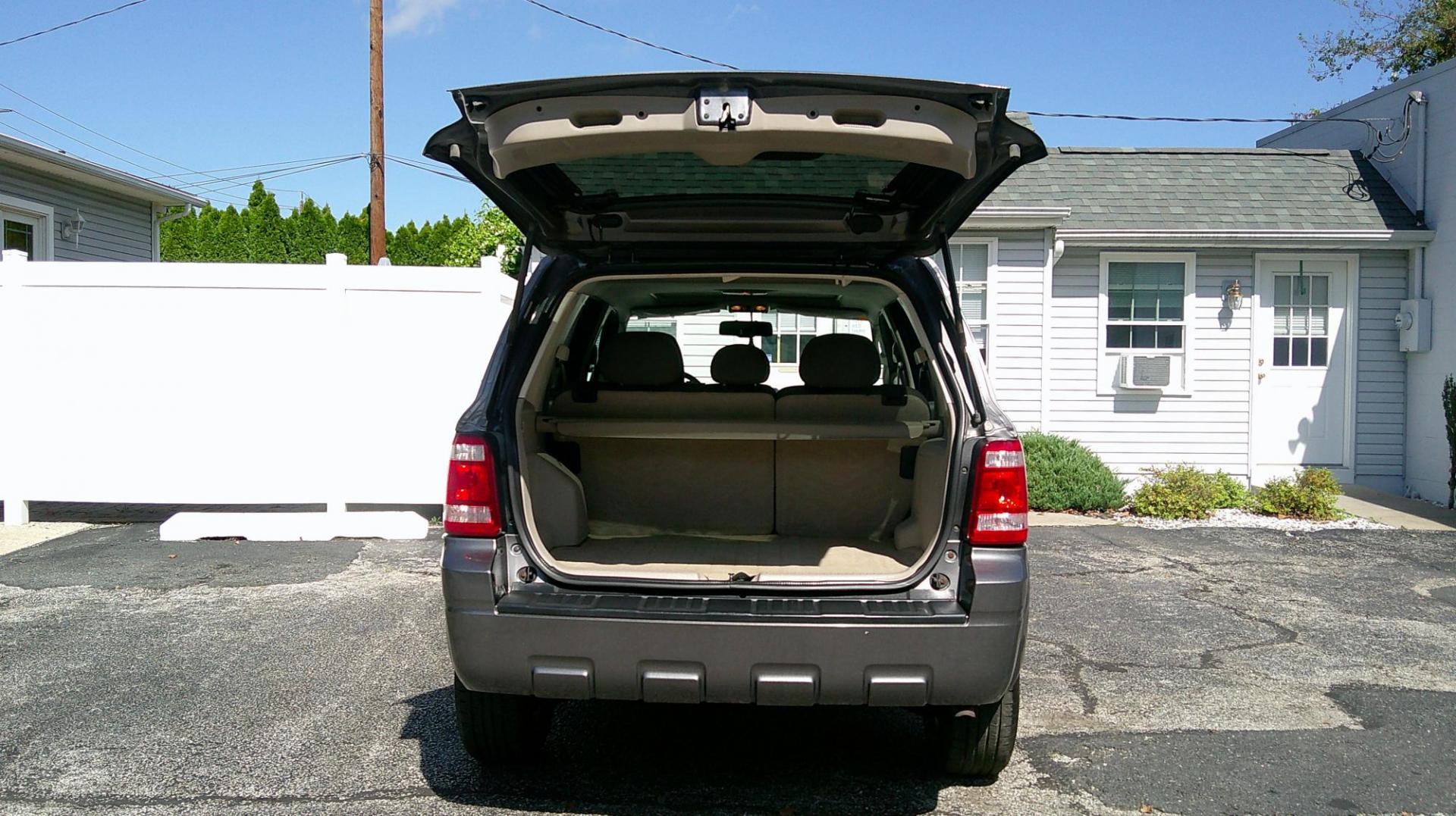 2009 GRAY Ford Escape XLT 4WD V6 (1FMCU93G39K) with an 3.0L V6 DOHC 24V engine, 4-Speed Automatic transmission, located at 540a Delsea Drive, Sewell, NJ, 08080, (987) 867-5309, 39.752560, -75.111206 - Photo#24