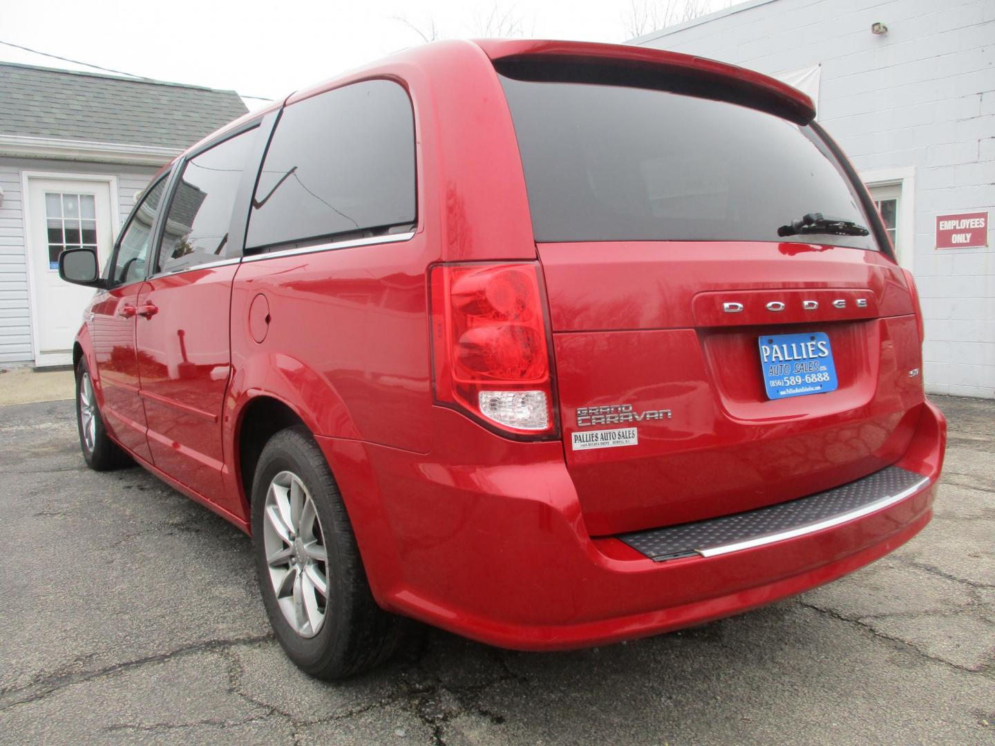 2014 RED Dodge Grand Caravan SXT (2C4RDGCG9ER) with an 3.6L V6 DOHC 24V engine, 6-Speed Automatic transmission, located at 540a Delsea Drive, Sewell, NJ, 08080, (987) 867-5309, 39.752560, -75.111206 - Photo#2