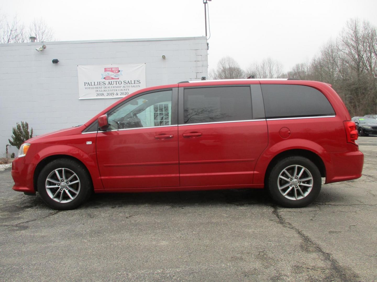 2014 RED Dodge Grand Caravan SXT (2C4RDGCG9ER) with an 3.6L V6 DOHC 24V engine, 6-Speed Automatic transmission, located at 540a Delsea Drive, Sewell, NJ, 08080, (987) 867-5309, 39.752560, -75.111206 - Photo#1
