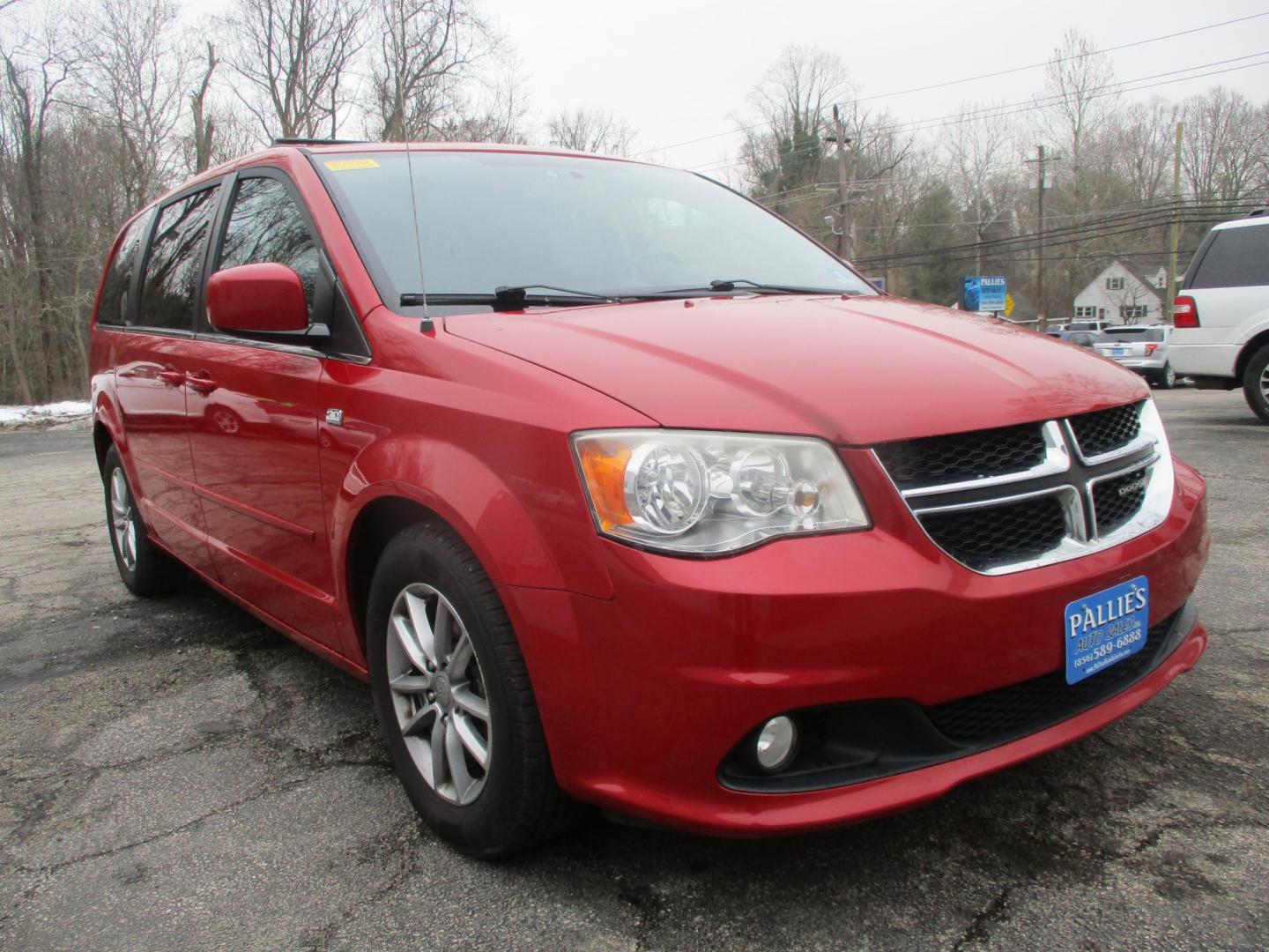 2014 RED Dodge Grand Caravan SXT (2C4RDGCG9ER) with an 3.6L V6 DOHC 24V engine, 6-Speed Automatic transmission, located at 540a Delsea Drive, Sewell, NJ, 08080, (987) 867-5309, 39.752560, -75.111206 - Photo#8
