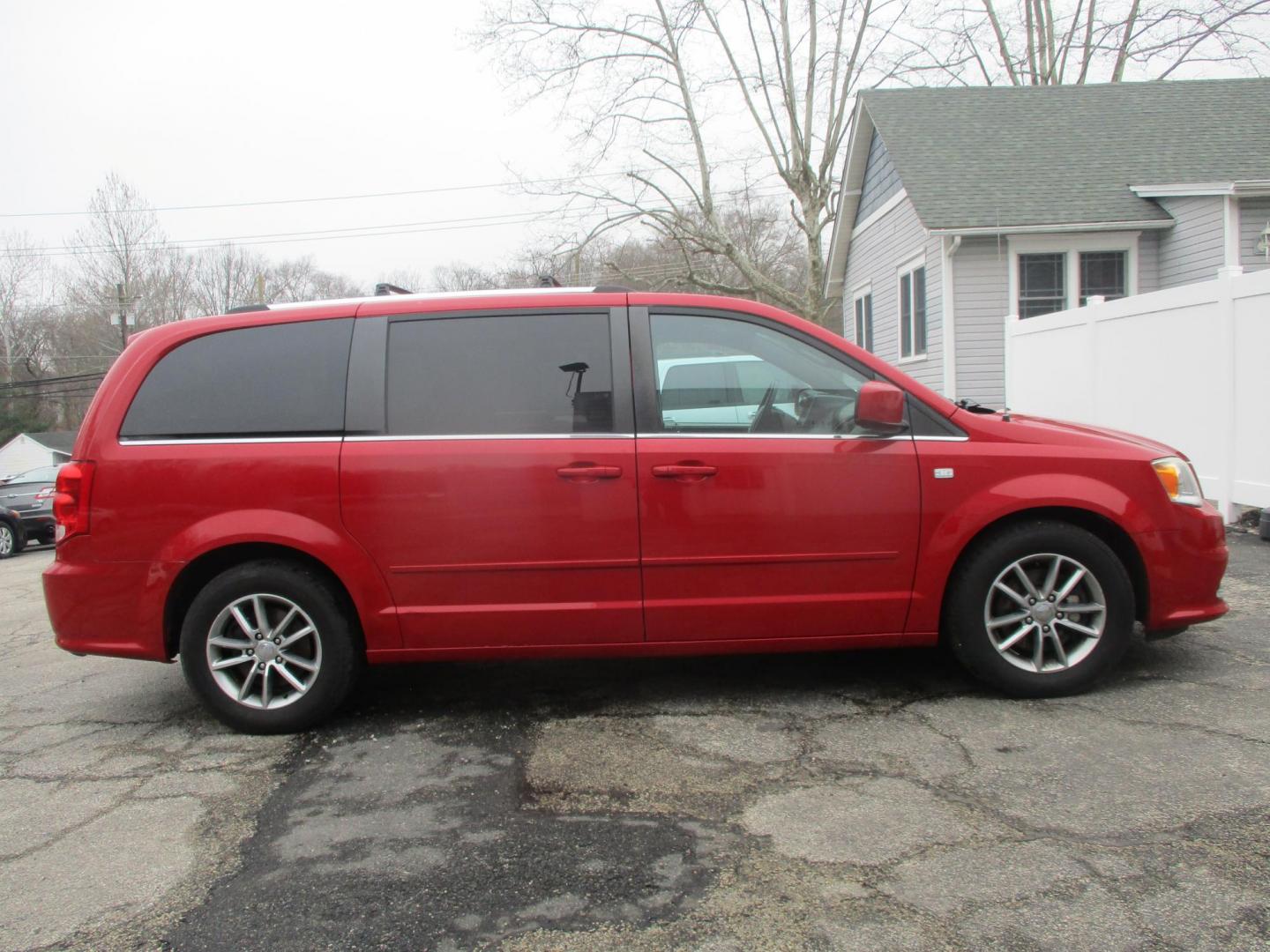 2014 RED Dodge Grand Caravan SXT (2C4RDGCG9ER) with an 3.6L V6 DOHC 24V engine, 6-Speed Automatic transmission, located at 540a Delsea Drive, Sewell, NJ, 08080, (987) 867-5309, 39.752560, -75.111206 - Photo#7