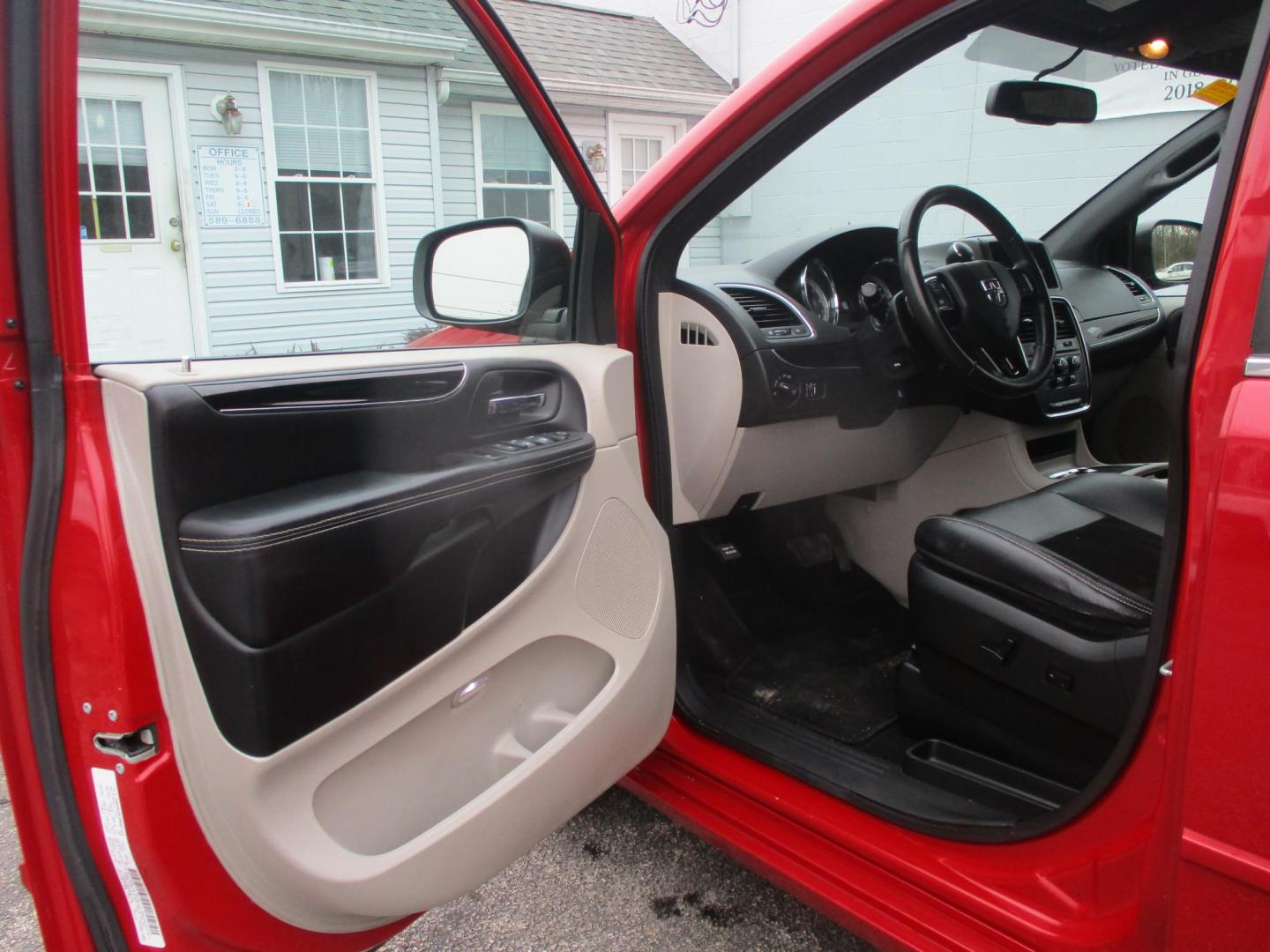 2014 RED Dodge Grand Caravan SXT (2C4RDGCG9ER) with an 3.6L V6 DOHC 24V engine, 6-Speed Automatic transmission, located at 540a Delsea Drive, Sewell, NJ, 08080, (987) 867-5309, 39.752560, -75.111206 - Photo#10