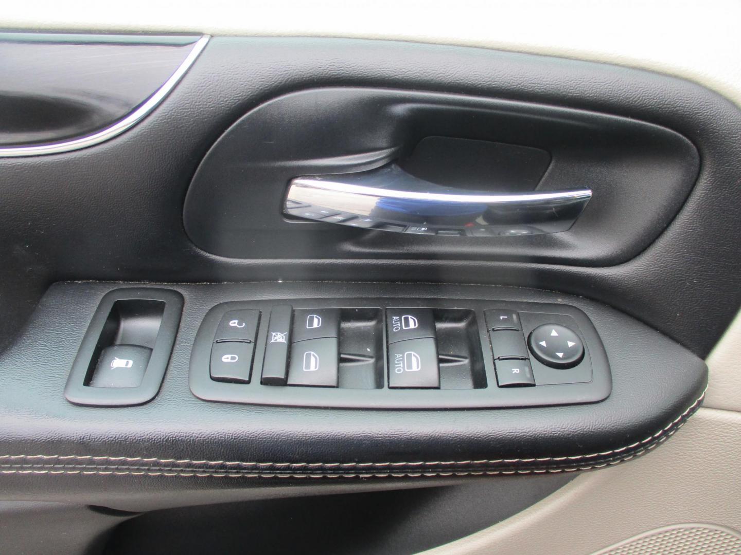 2014 RED Dodge Grand Caravan SXT (2C4RDGCG9ER) with an 3.6L V6 DOHC 24V engine, 6-Speed Automatic transmission, located at 540a Delsea Drive, Sewell, NJ, 08080, (987) 867-5309, 39.752560, -75.111206 - Photo#11