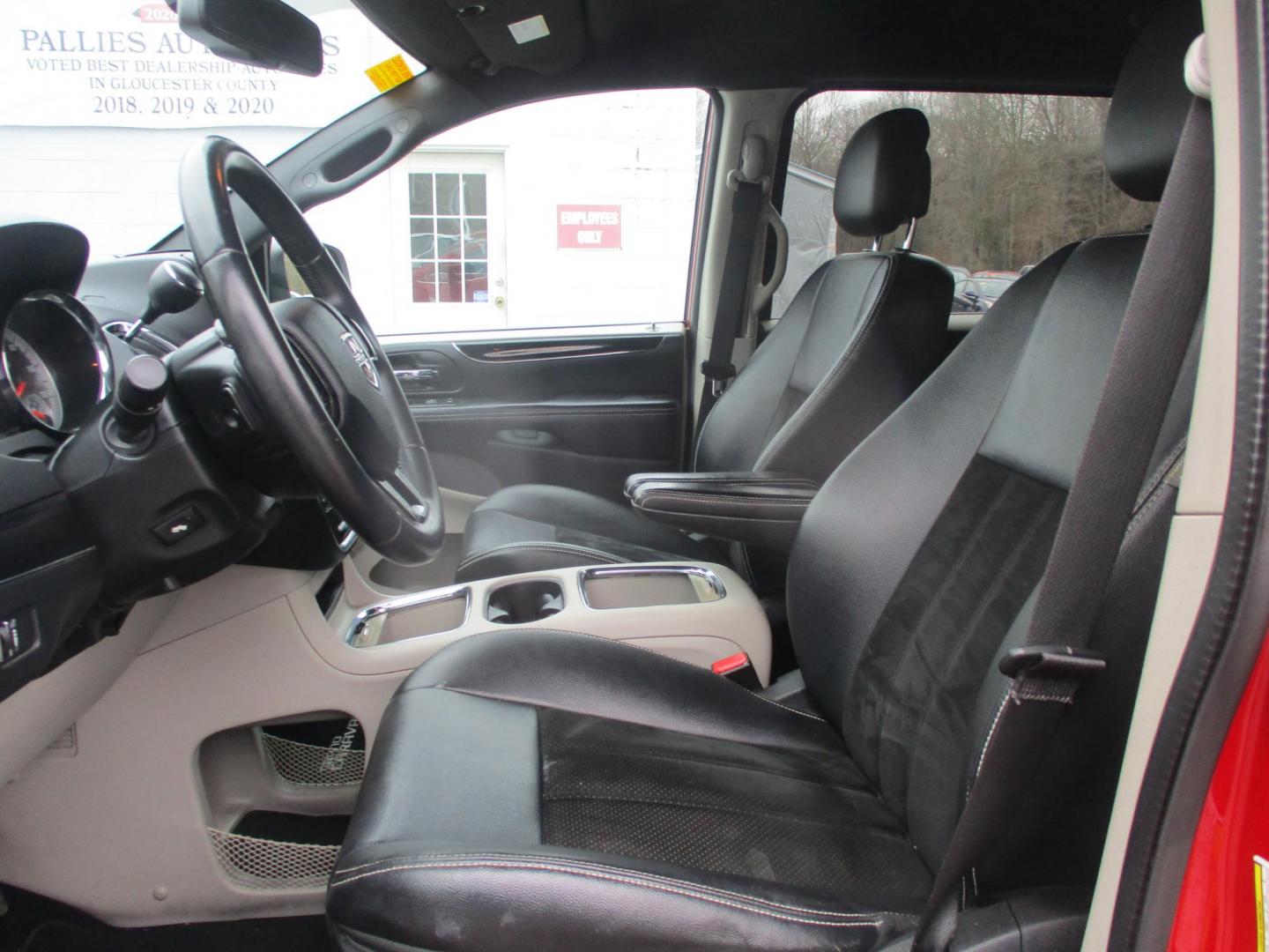 2014 RED Dodge Grand Caravan SXT (2C4RDGCG9ER) with an 3.6L V6 DOHC 24V engine, 6-Speed Automatic transmission, located at 540a Delsea Drive, Sewell, NJ, 08080, (987) 867-5309, 39.752560, -75.111206 - Photo#12