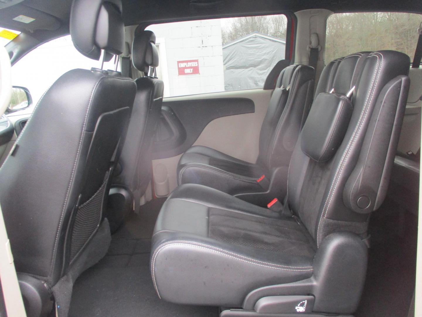 2014 RED Dodge Grand Caravan SXT (2C4RDGCG9ER) with an 3.6L V6 DOHC 24V engine, 6-Speed Automatic transmission, located at 540a Delsea Drive, Sewell, NJ, 08080, (987) 867-5309, 39.752560, -75.111206 - Photo#14