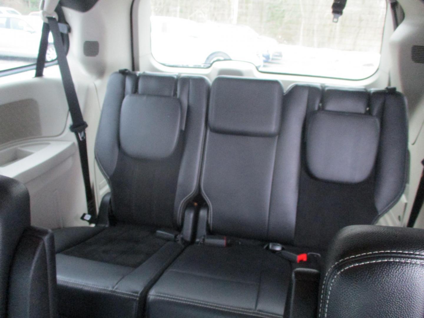 2014 RED Dodge Grand Caravan SXT (2C4RDGCG9ER) with an 3.6L V6 DOHC 24V engine, 6-Speed Automatic transmission, located at 540a Delsea Drive, Sewell, NJ, 08080, (987) 867-5309, 39.752560, -75.111206 - Photo#15