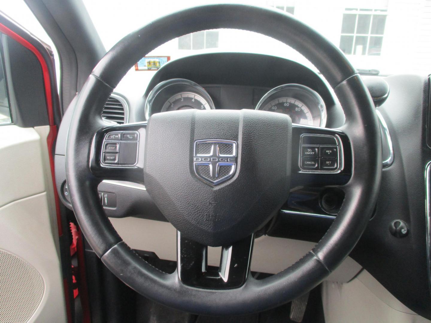 2014 RED Dodge Grand Caravan SXT (2C4RDGCG9ER) with an 3.6L V6 DOHC 24V engine, 6-Speed Automatic transmission, located at 540a Delsea Drive, Sewell, NJ, 08080, (987) 867-5309, 39.752560, -75.111206 - Photo#16