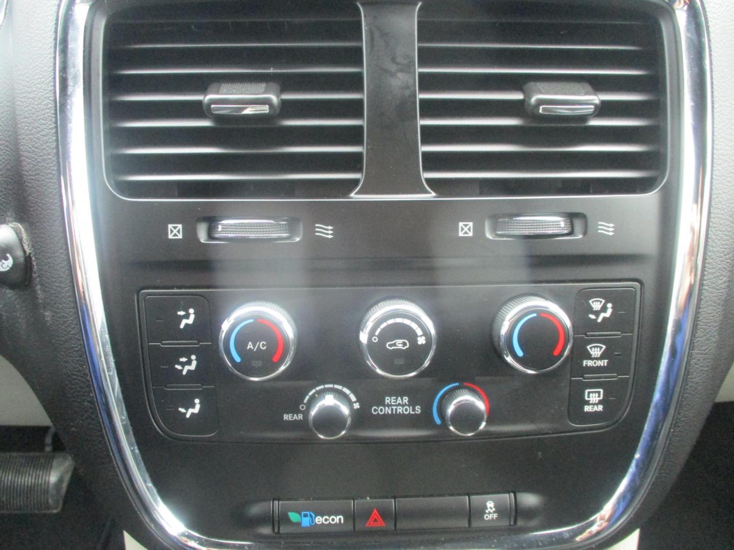 2014 RED Dodge Grand Caravan SXT (2C4RDGCG9ER) with an 3.6L V6 DOHC 24V engine, 6-Speed Automatic transmission, located at 540a Delsea Drive, Sewell, NJ, 08080, (987) 867-5309, 39.752560, -75.111206 - Photo#19