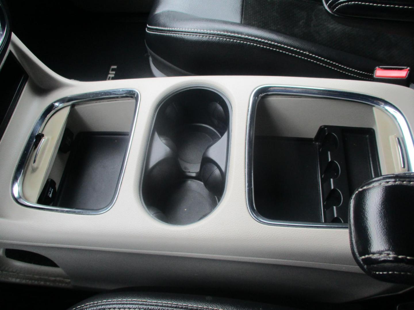 2014 RED Dodge Grand Caravan SXT (2C4RDGCG9ER) with an 3.6L V6 DOHC 24V engine, 6-Speed Automatic transmission, located at 540a Delsea Drive, Sewell, NJ, 08080, (987) 867-5309, 39.752560, -75.111206 - Photo#20