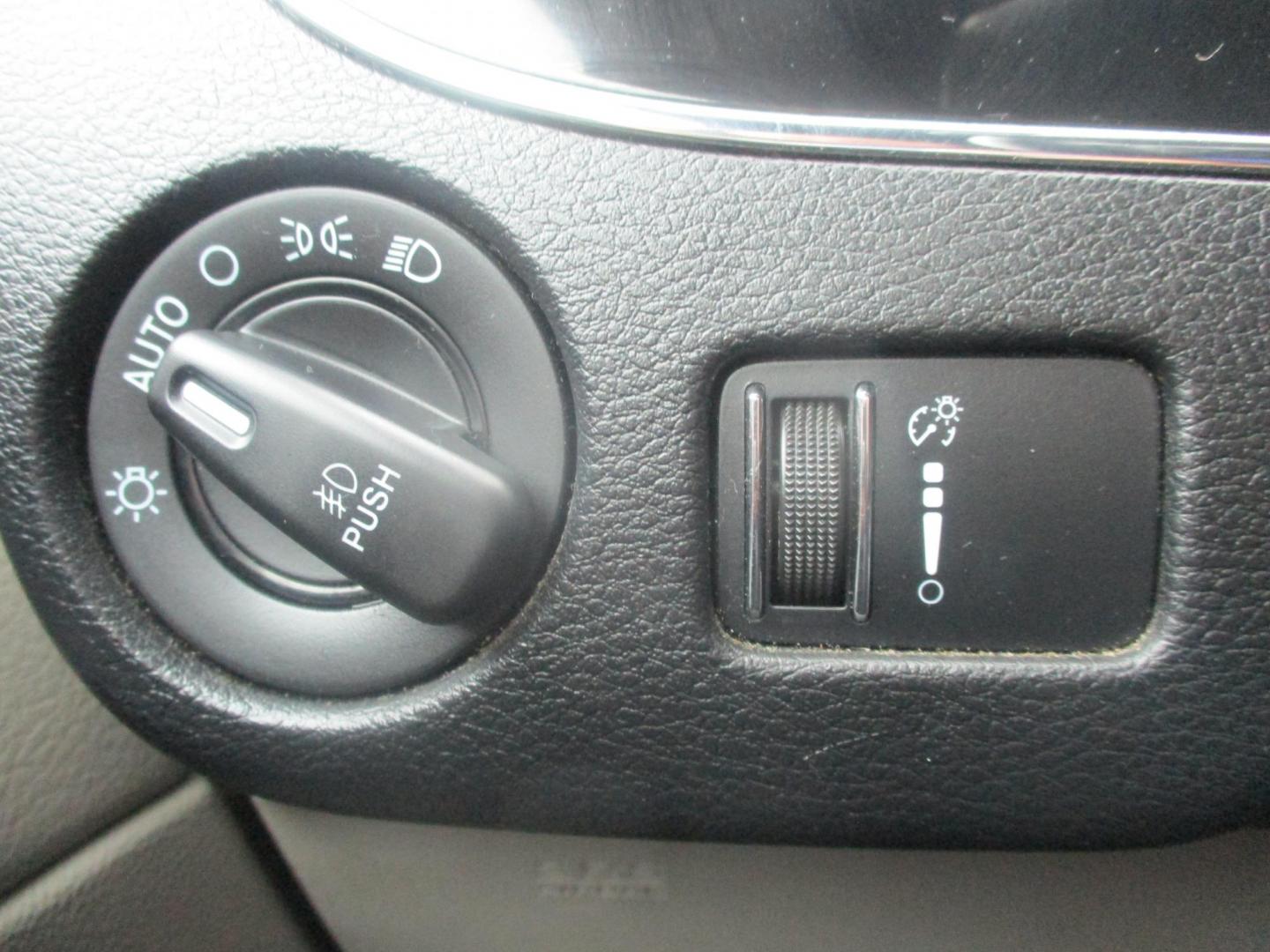 2014 RED Dodge Grand Caravan SXT (2C4RDGCG9ER) with an 3.6L V6 DOHC 24V engine, 6-Speed Automatic transmission, located at 540a Delsea Drive, Sewell, NJ, 08080, (987) 867-5309, 39.752560, -75.111206 - Photo#21