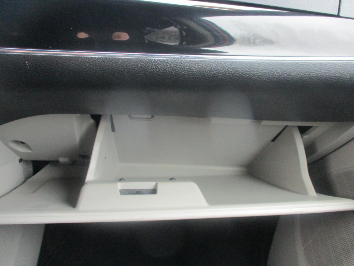 2014 RED Dodge Grand Caravan SXT (2C4RDGCG9ER) with an 3.6L V6 DOHC 24V engine, 6-Speed Automatic transmission, located at 540a Delsea Drive, Sewell, NJ, 08080, (987) 867-5309, 39.752560, -75.111206 - Photo#22