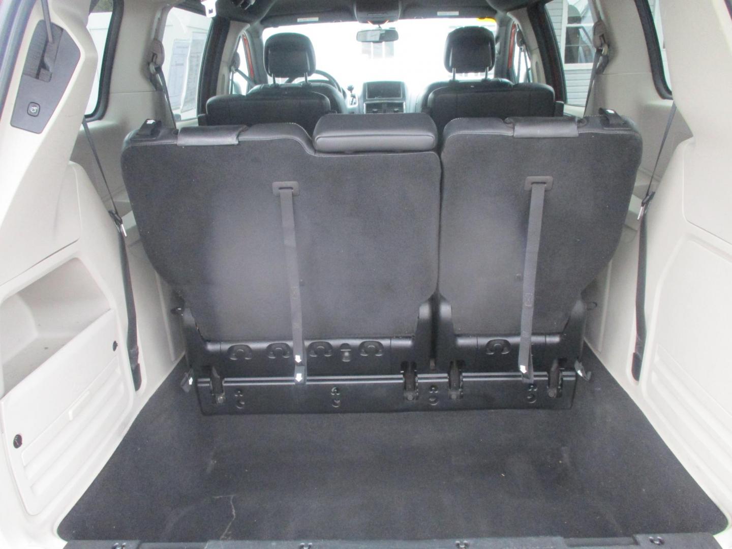 2014 RED Dodge Grand Caravan SXT (2C4RDGCG9ER) with an 3.6L V6 DOHC 24V engine, 6-Speed Automatic transmission, located at 540a Delsea Drive, Sewell, NJ, 08080, (987) 867-5309, 39.752560, -75.111206 - Photo#25