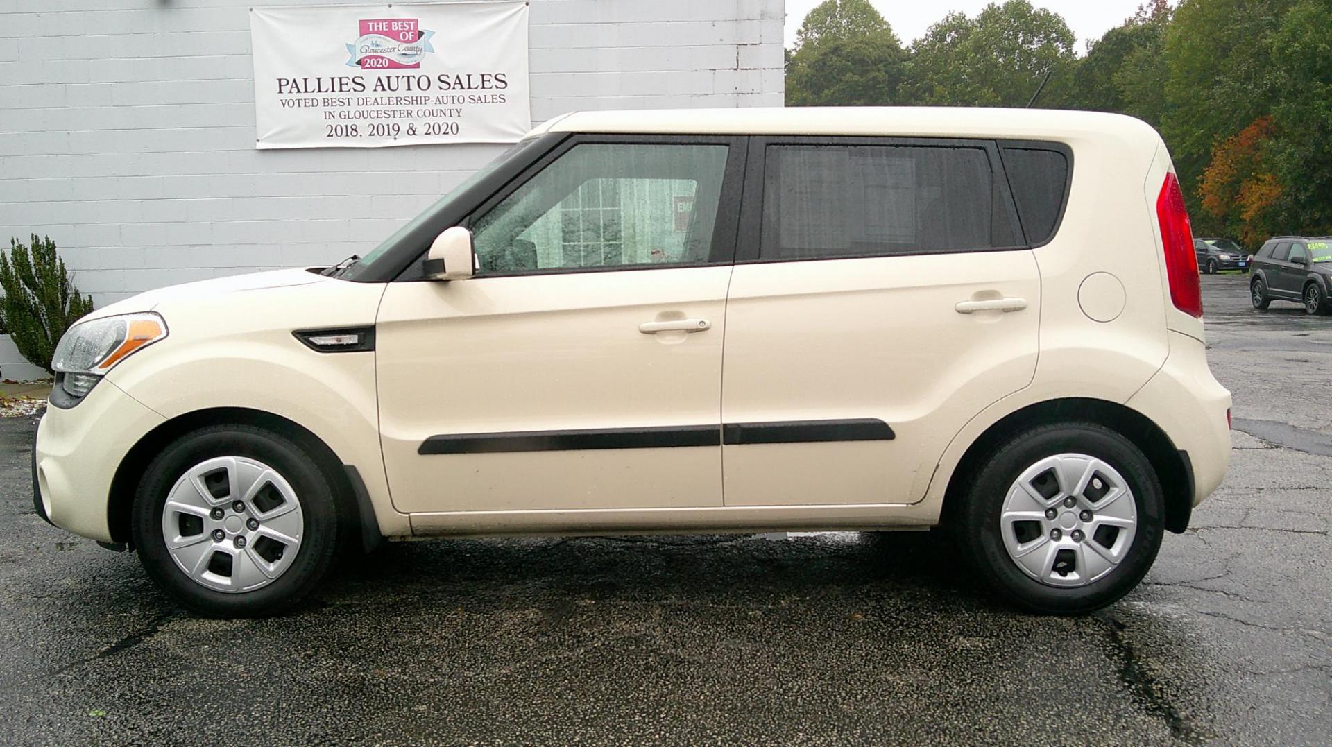 2013 WHITE Kia Soul Base (KNDJT2A55D7) with an 1.6L L4 DOHC 16V engine, 5-Speed Manual transmission, located at 540a Delsea Drive, Sewell, NJ, 08080, (987) 867-5309, 39.752560, -75.111206 - Photo#1