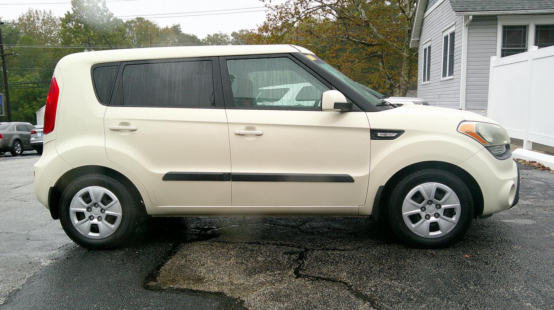 2013 WHITE Kia Soul Base (KNDJT2A55D7) with an 1.6L L4 DOHC 16V engine, 5-Speed Manual transmission, located at 540a Delsea Drive, Sewell, NJ, 08080, (987) 867-5309, 39.752560, -75.111206 - Photo#6