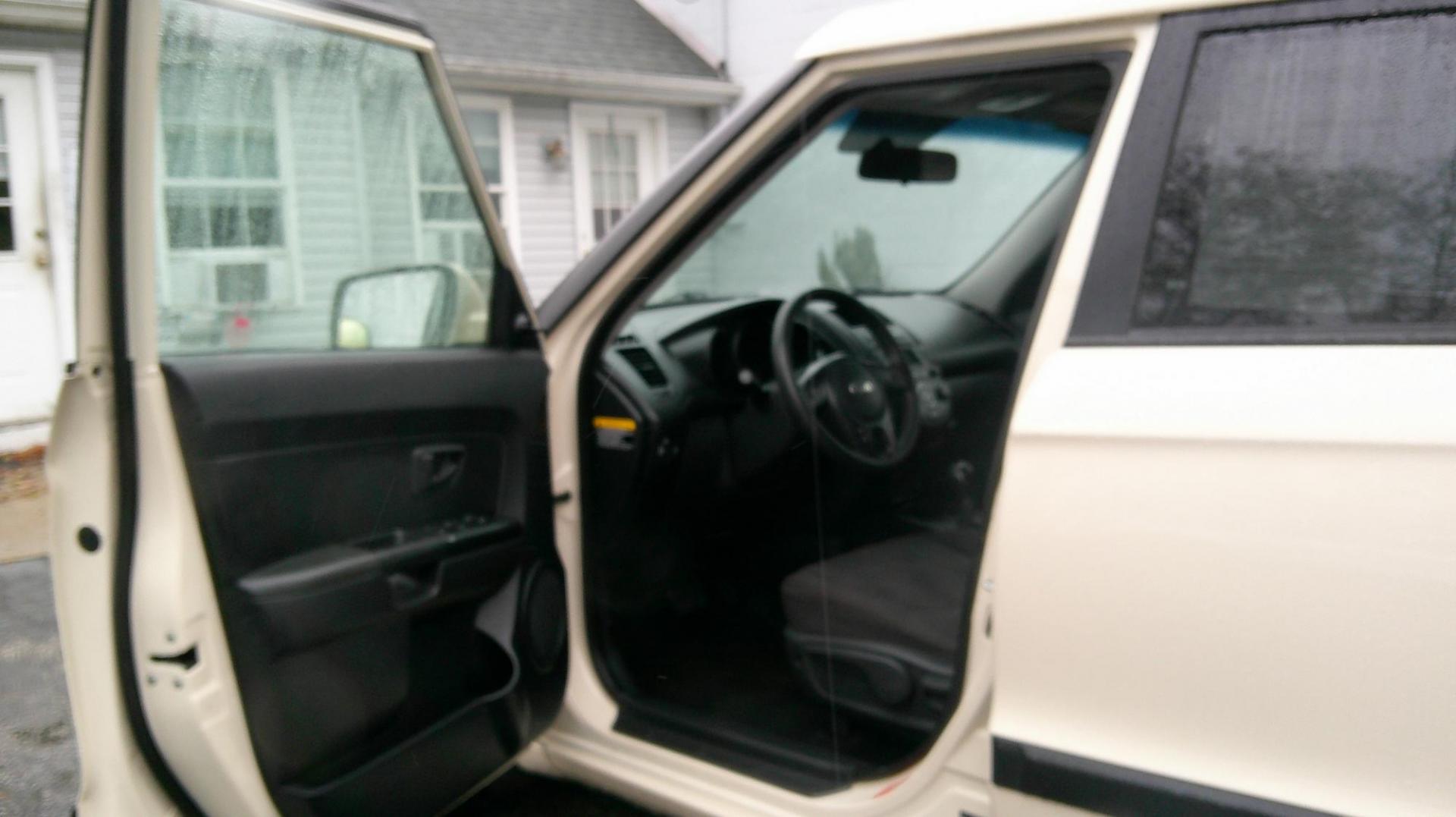 2013 WHITE Kia Soul Base (KNDJT2A55D7) with an 1.6L L4 DOHC 16V engine, 5-Speed Manual transmission, located at 540a Delsea Drive, Sewell, NJ, 08080, (987) 867-5309, 39.752560, -75.111206 - Photo#9