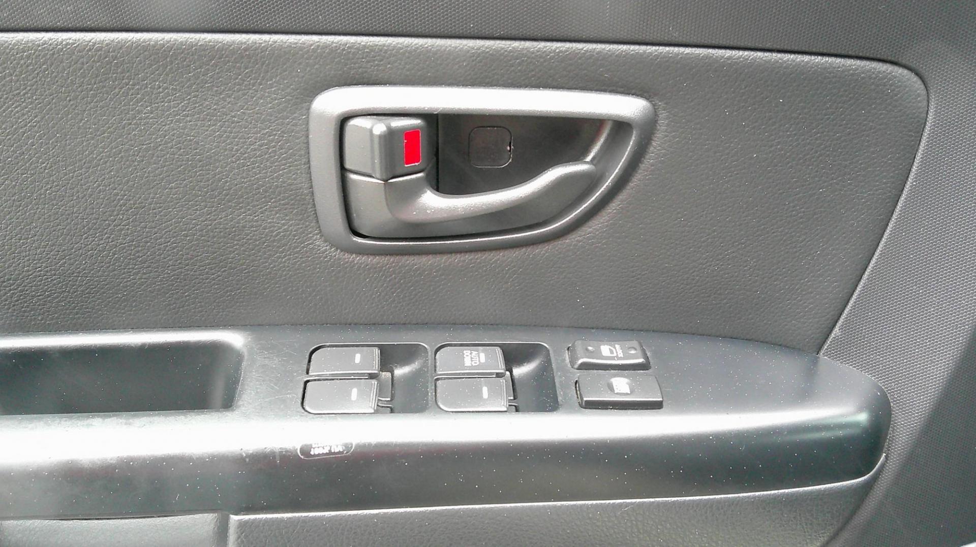 2013 WHITE Kia Soul Base (KNDJT2A55D7) with an 1.6L L4 DOHC 16V engine, 5-Speed Manual transmission, located at 540a Delsea Drive, Sewell, NJ, 08080, (987) 867-5309, 39.752560, -75.111206 - Photo#10