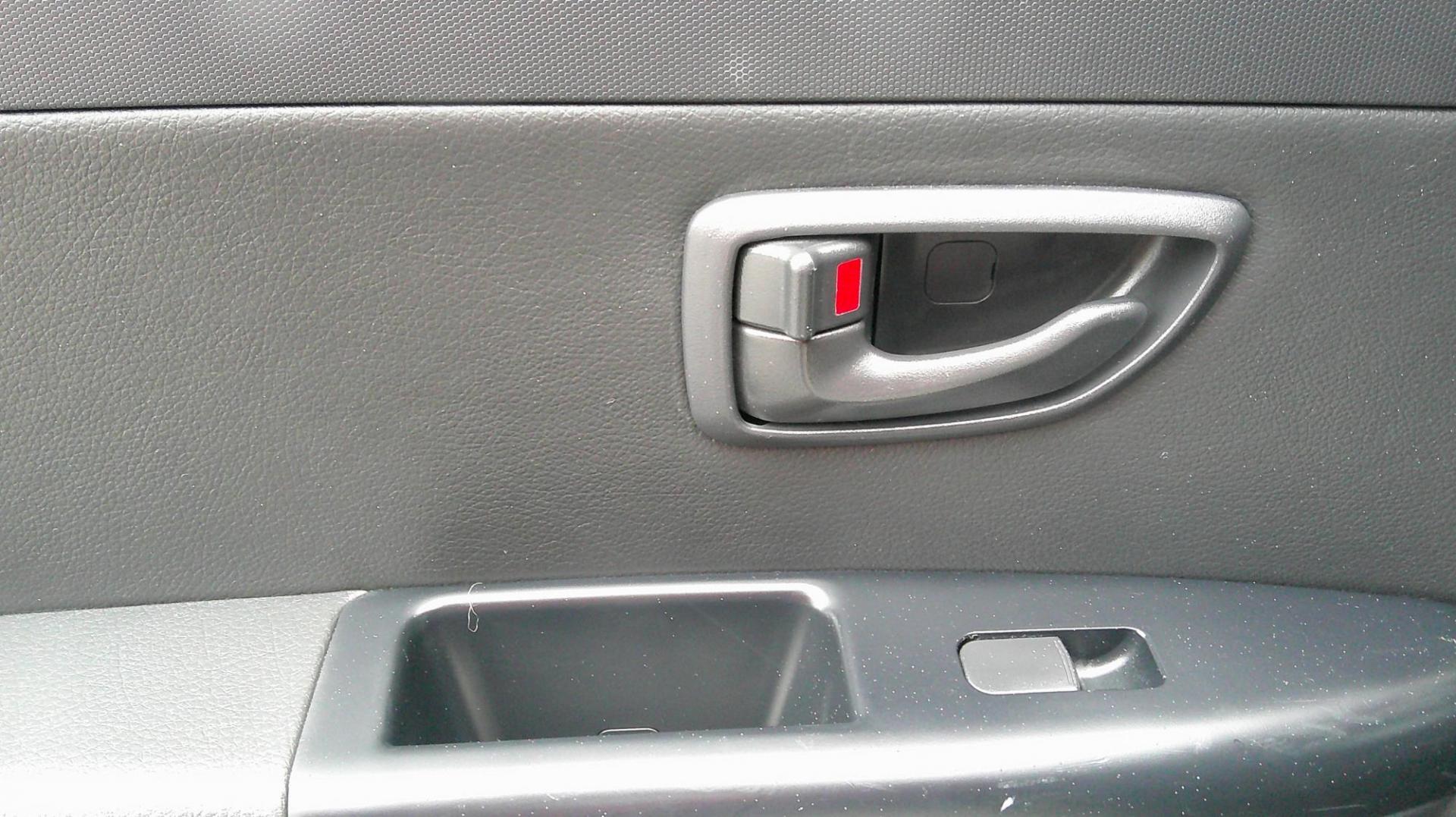 2013 WHITE Kia Soul Base (KNDJT2A55D7) with an 1.6L L4 DOHC 16V engine, 5-Speed Manual transmission, located at 540a Delsea Drive, Sewell, NJ, 08080, (987) 867-5309, 39.752560, -75.111206 - Photo#13