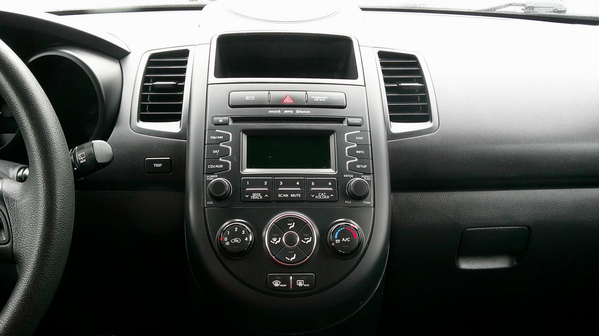 2013 WHITE Kia Soul Base (KNDJT2A55D7) with an 1.6L L4 DOHC 16V engine, 5-Speed Manual transmission, located at 540a Delsea Drive, Sewell, NJ, 08080, (987) 867-5309, 39.752560, -75.111206 - Photo#18