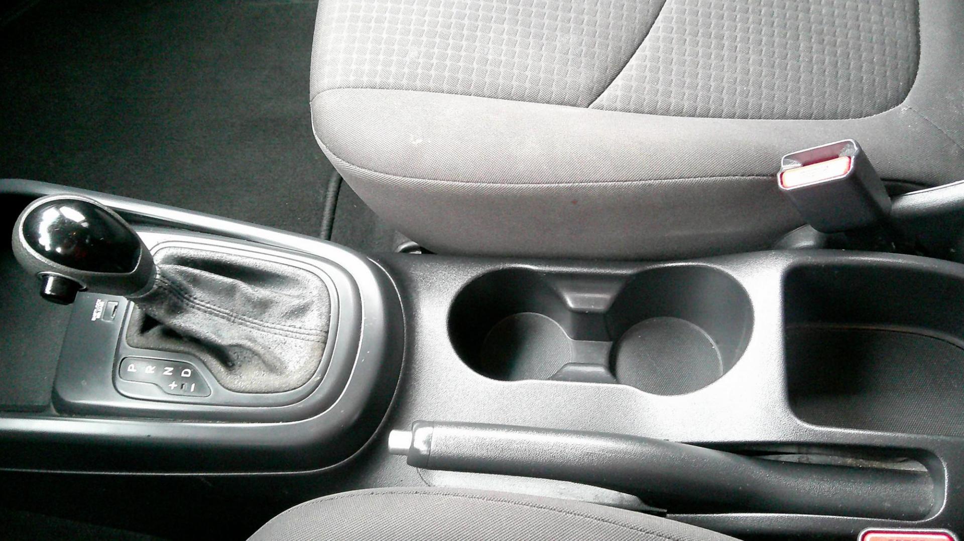 2013 WHITE Kia Soul Base (KNDJT2A55D7) with an 1.6L L4 DOHC 16V engine, 5-Speed Manual transmission, located at 540a Delsea Drive, Sewell, NJ, 08080, (987) 867-5309, 39.752560, -75.111206 - Photo#19