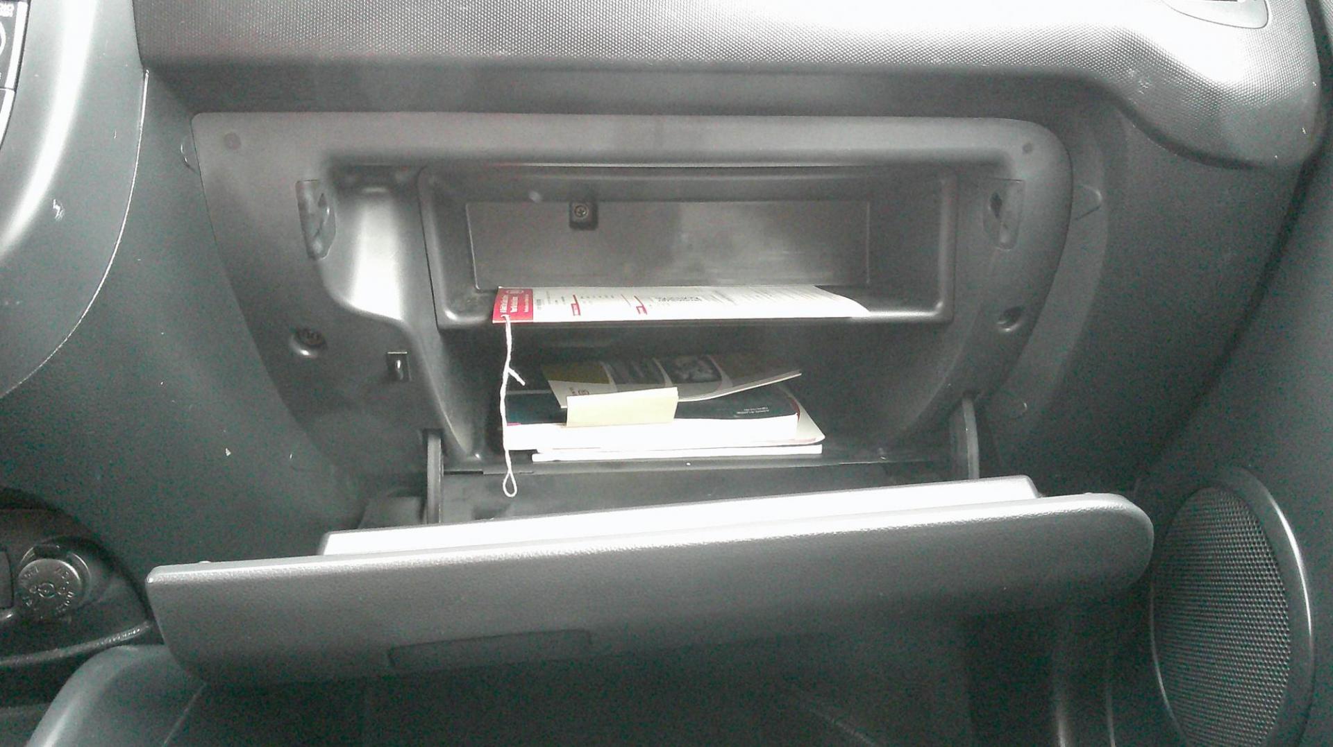 2013 WHITE Kia Soul Base (KNDJT2A55D7) with an 1.6L L4 DOHC 16V engine, 5-Speed Manual transmission, located at 540a Delsea Drive, Sewell, NJ, 08080, (987) 867-5309, 39.752560, -75.111206 - Photo#21