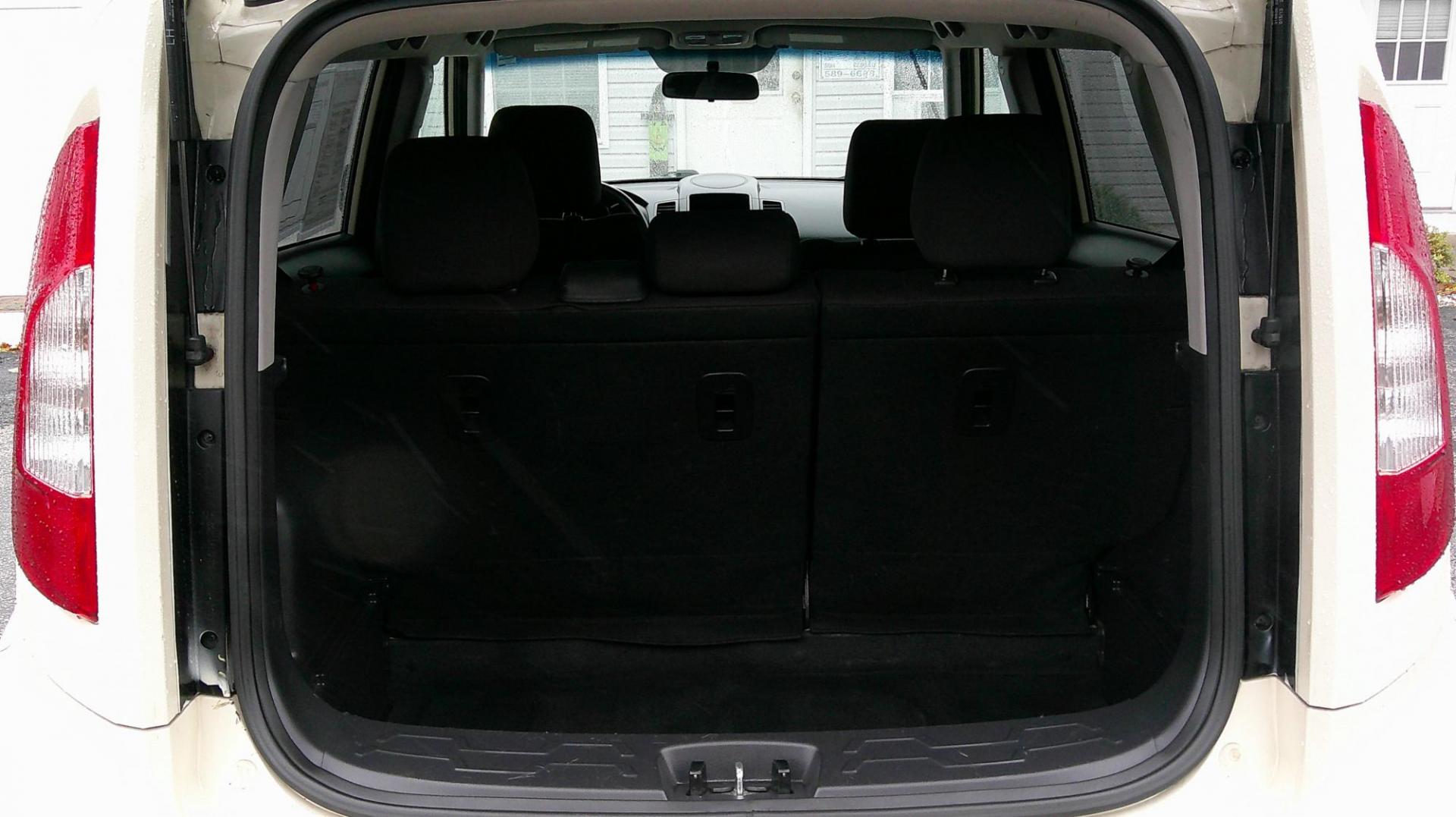 2013 WHITE Kia Soul Base (KNDJT2A55D7) with an 1.6L L4 DOHC 16V engine, 5-Speed Manual transmission, located at 540a Delsea Drive, Sewell, NJ, 08080, (987) 867-5309, 39.752560, -75.111206 - Photo#23