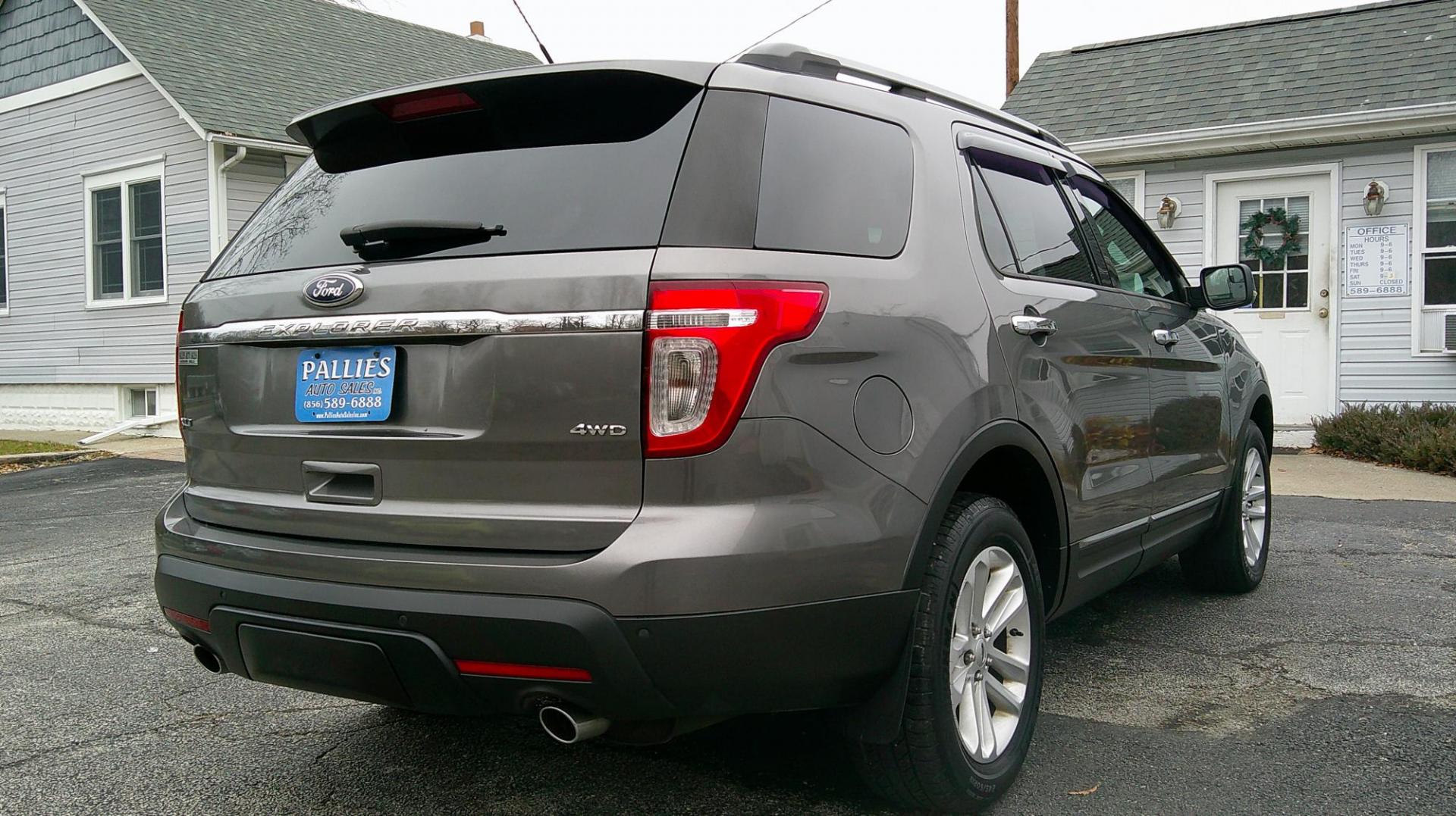 2012 GRAY Ford Explorer XLT 4WD (1FMHK8D83CG) with an 3.5L V6 DOHC 24V engine, 6-Speed Automatic transmission, located at 540a Delsea Drive, Sewell, NJ, 08080, (987) 867-5309, 39.752560, -75.111206 - Photo#7