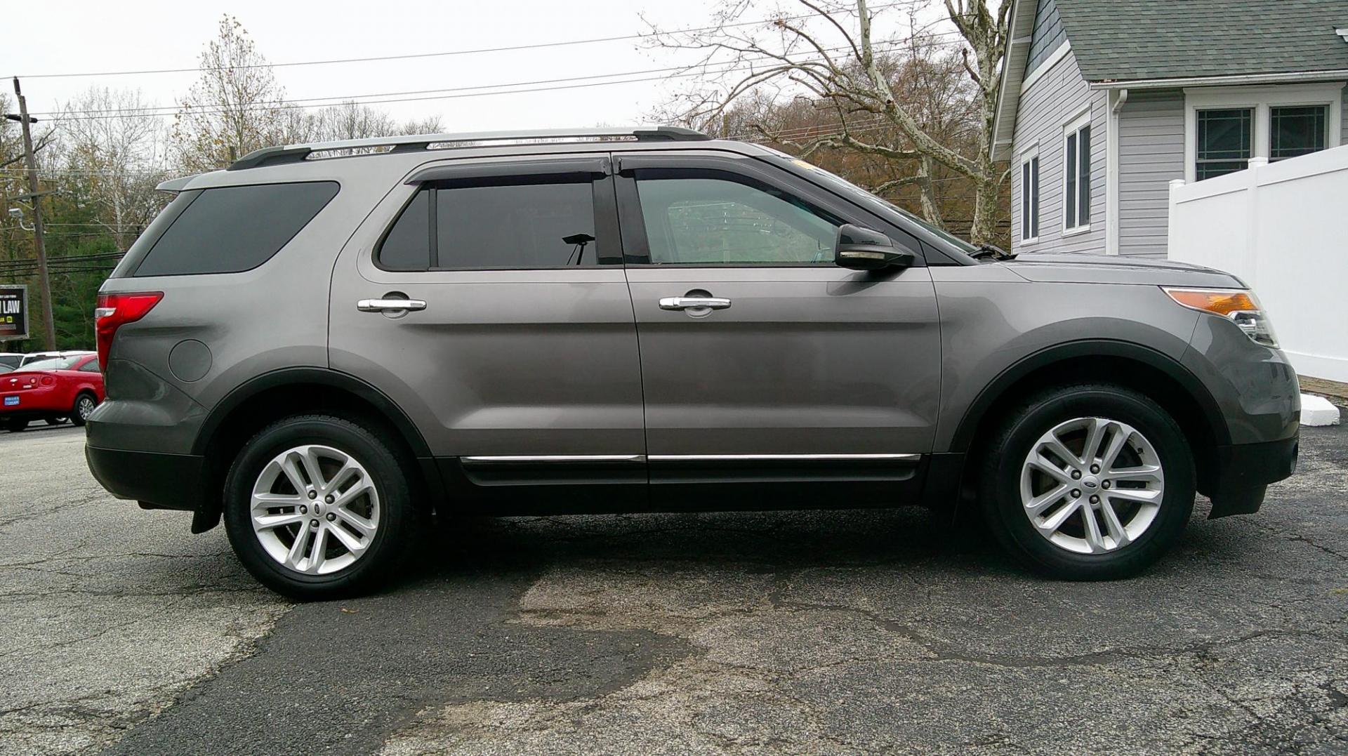 2012 GRAY Ford Explorer XLT 4WD (1FMHK8D83CG) with an 3.5L V6 DOHC 24V engine, 6-Speed Automatic transmission, located at 540a Delsea Drive, Sewell, NJ, 08080, (987) 867-5309, 39.752560, -75.111206 - Photo#8