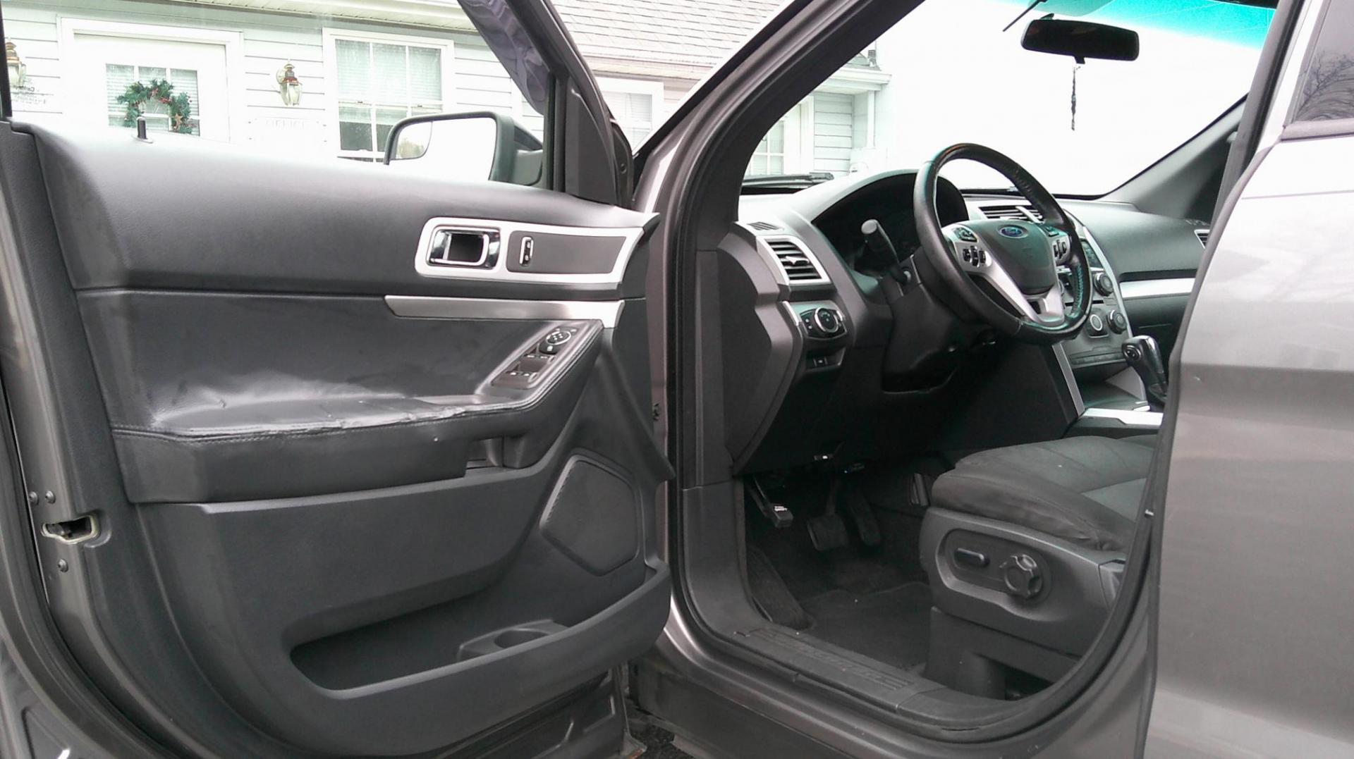 2012 GRAY Ford Explorer XLT 4WD (1FMHK8D83CG) with an 3.5L V6 DOHC 24V engine, 6-Speed Automatic transmission, located at 540a Delsea Drive, Sewell, NJ, 08080, (987) 867-5309, 39.752560, -75.111206 - Photo#11