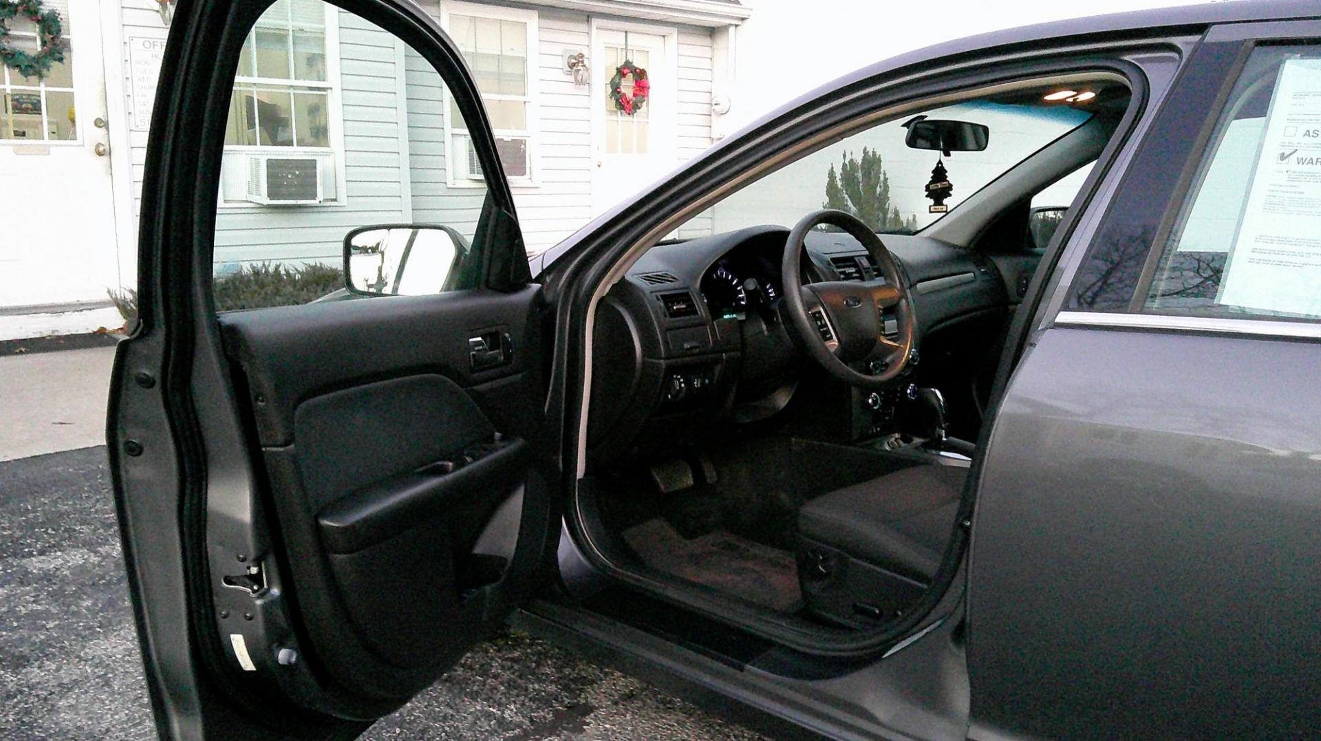 2011 GRAY Ford Fusion I4 SE (3FAHP0HA1BR) with an 2.5L L4 DOHC 16V engine, located at 540a Delsea Drive, Sewell, NJ, 08080, (987) 867-5309, 39.752560, -75.111206 - Photo#9