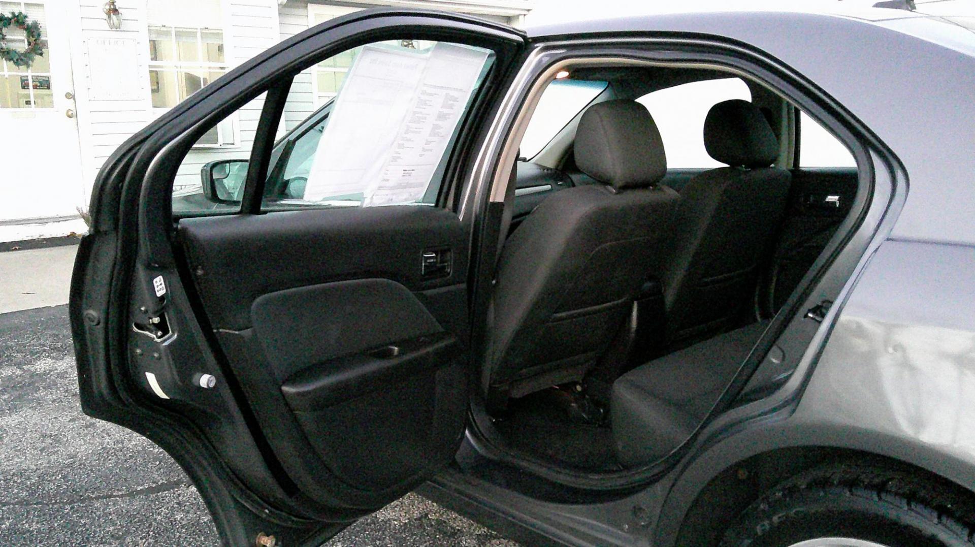 2011 GRAY Ford Fusion I4 SE (3FAHP0HA1BR) with an 2.5L L4 DOHC 16V engine, located at 540a Delsea Drive, Sewell, NJ, 08080, (987) 867-5309, 39.752560, -75.111206 - Photo#12