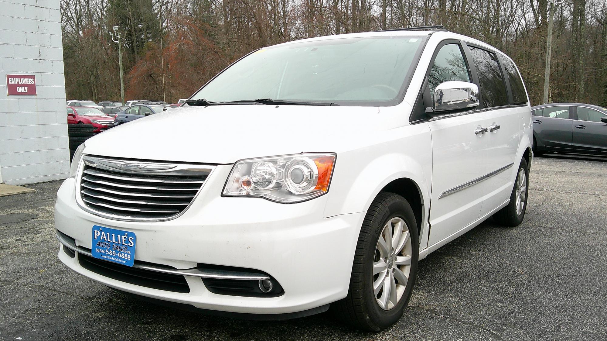 photo of 2016 Chrysler Town & Country Limited Platinum