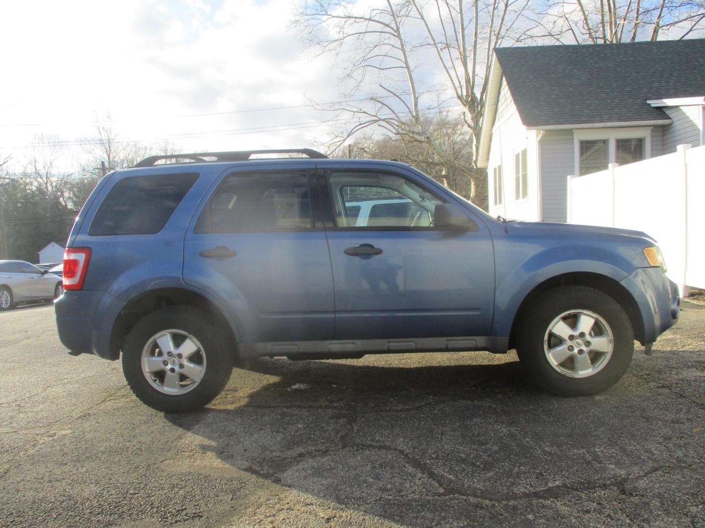 2010 BLUE Ford Escape XLT FWD (1FMCU0DG0AK) with an 3.0L V6 DOHC 24V engine, 6-Speed Automatic transmission, located at 540a Delsea Drive, Sewell, NJ, 08080, (987) 867-5309, 39.752560, -75.111206 - Photo#6