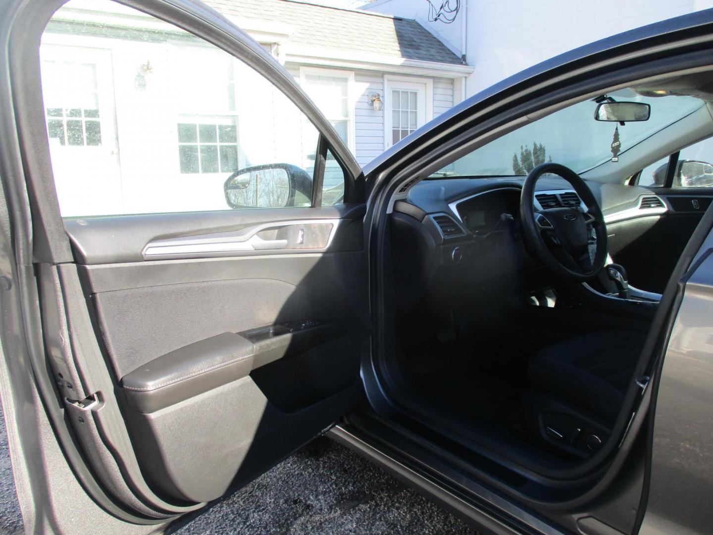 2014 GRAY Ford Fusion SE (1FA6P0H74E5) with an 2.5L L4 DOHC 16V engine, located at 540a Delsea Drive, Sewell, NJ, 08080, (987) 867-5309, 39.752560, -75.111206 - Photo#9