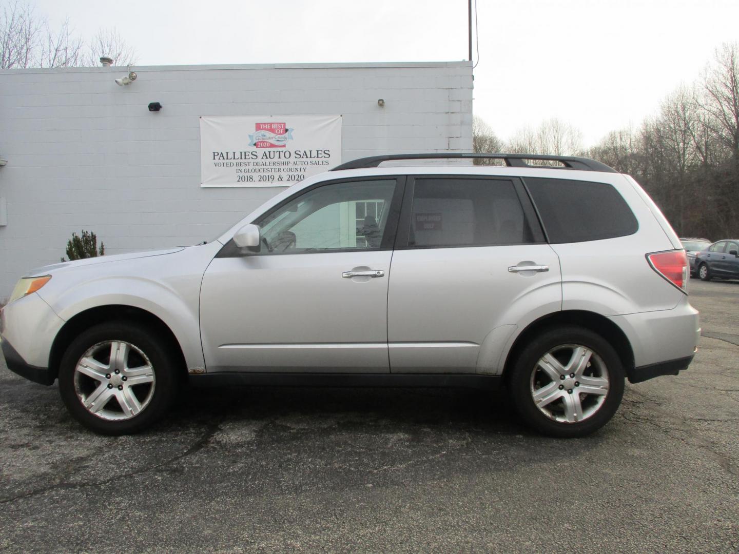 2009 SILVER Subaru Forester 2.5X Premium (JF2SH63699H) with an 2.5L H4 SOHC 16V engine, 4-Speed Automatic transmission, located at 540a Delsea Drive, Sewell, NJ, 08080, (987) 867-5309, 39.752560, -75.111206 - Photo#1