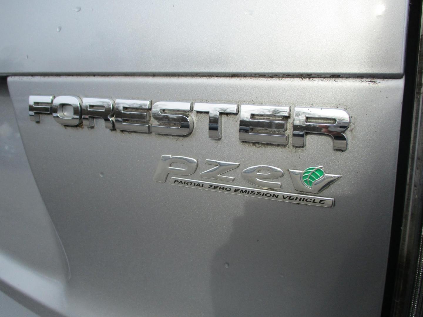 2009 SILVER Subaru Forester 2.5X Premium (JF2SH63699H) with an 2.5L H4 SOHC 16V engine, 4-Speed Automatic transmission, located at 540a Delsea Drive, Sewell, NJ, 08080, (987) 867-5309, 39.752560, -75.111206 - Photo#5