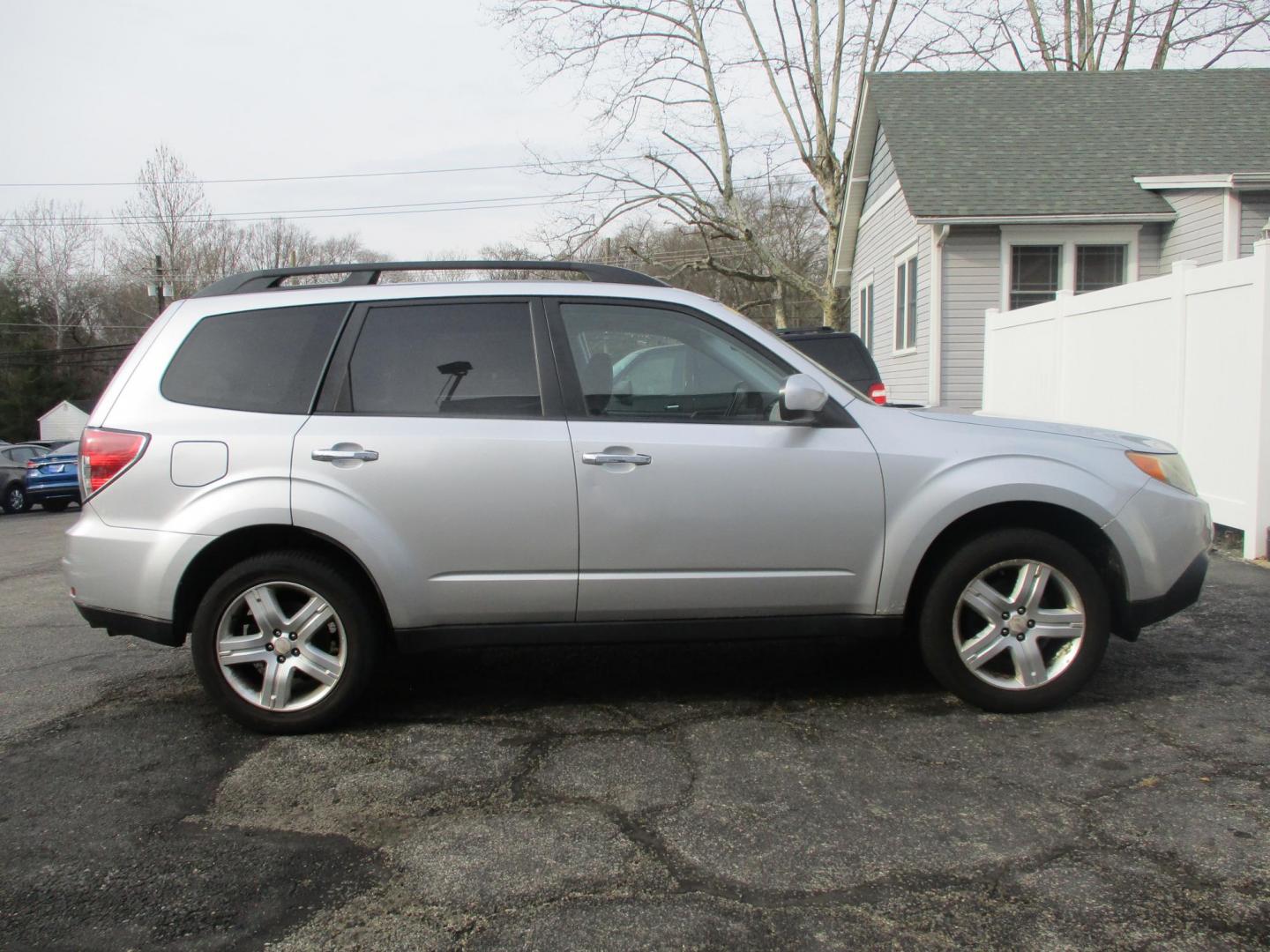 2009 SILVER Subaru Forester 2.5X Premium (JF2SH63699H) with an 2.5L H4 SOHC 16V engine, 4-Speed Automatic transmission, located at 540a Delsea Drive, Sewell, NJ, 08080, (987) 867-5309, 39.752560, -75.111206 - Photo#7