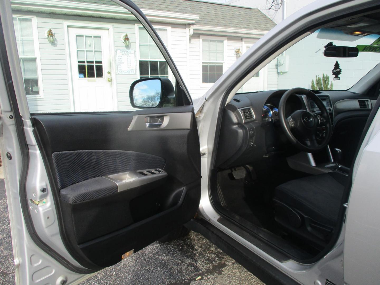2009 SILVER Subaru Forester 2.5X Premium (JF2SH63699H) with an 2.5L H4 SOHC 16V engine, 4-Speed Automatic transmission, located at 540a Delsea Drive, Sewell, NJ, 08080, (987) 867-5309, 39.752560, -75.111206 - Photo#10