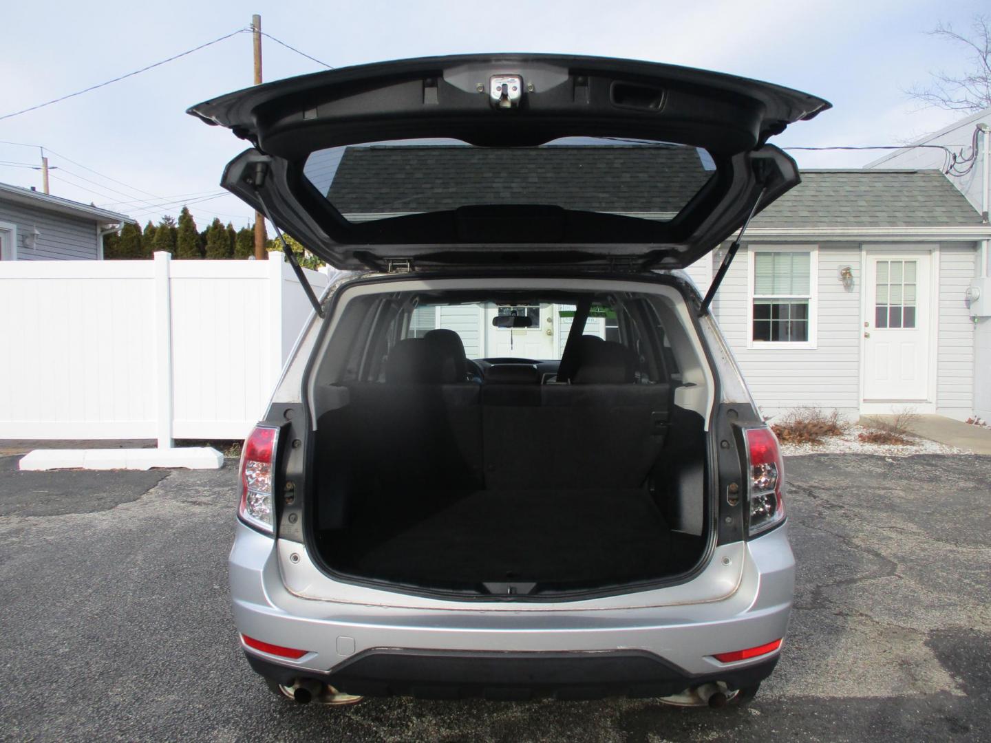 2009 SILVER Subaru Forester 2.5X Premium (JF2SH63699H) with an 2.5L H4 SOHC 16V engine, 4-Speed Automatic transmission, located at 540a Delsea Drive, Sewell, NJ, 08080, (987) 867-5309, 39.752560, -75.111206 - Photo#26