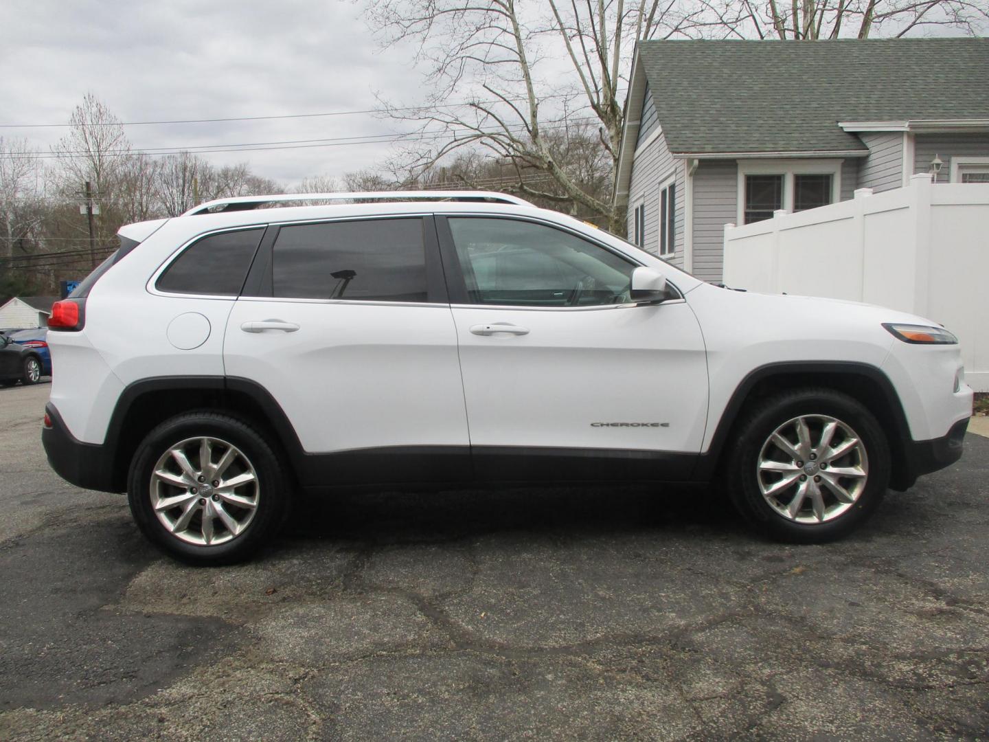 2014 WHITE Jeep Cherokee Limited 4WD (1C4PJMDB4EW) with an 2.4L L4 DOHC 16V engine, 9-Speed Automatic transmission, located at 540a Delsea Drive, Sewell, NJ, 08080, (987) 867-5309, 39.752560, -75.111206 - Photo#8